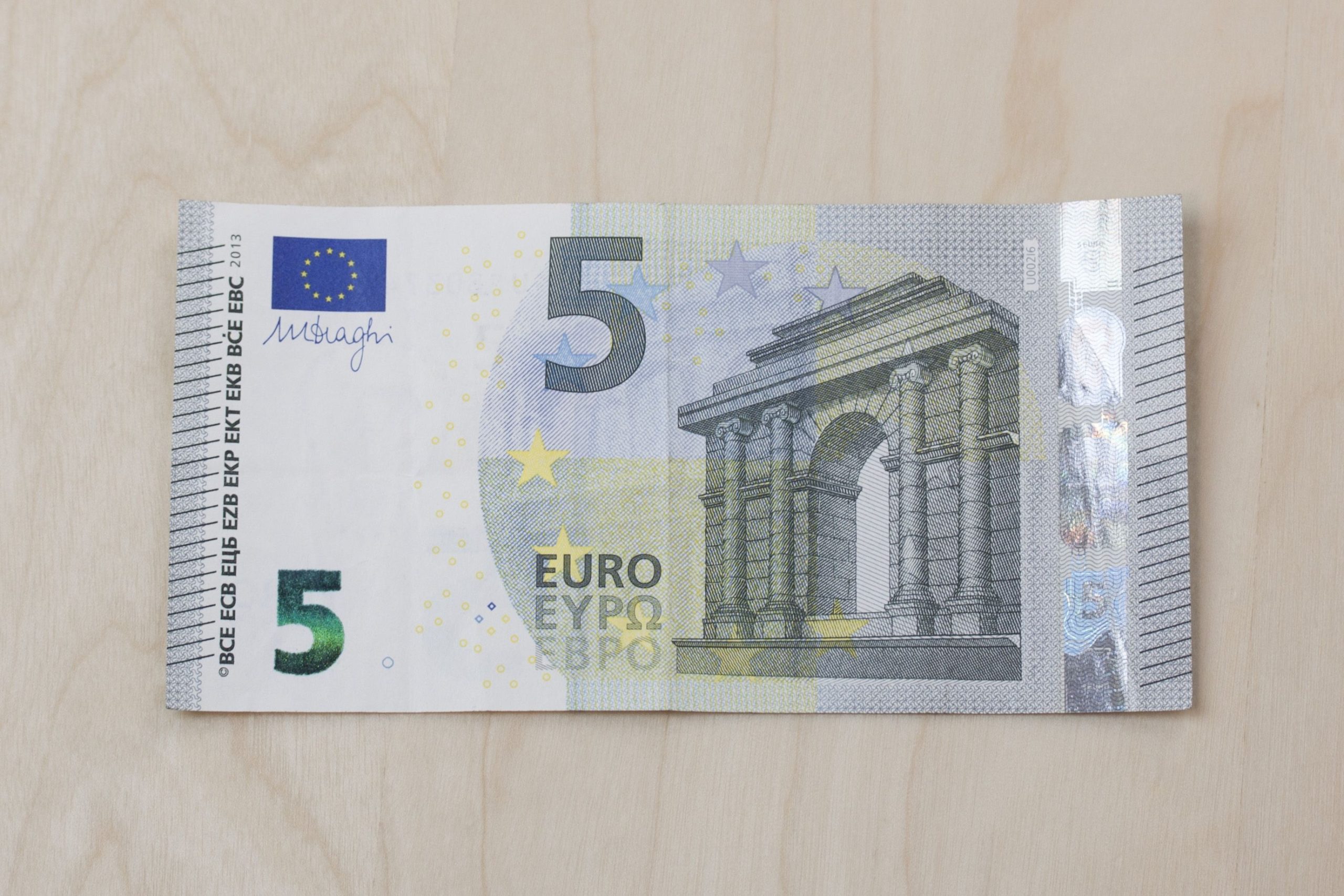 Oficiāli šīs 5 eiro banknotes tiks mainītas 2026. gadā, un tādas tās izskatīsies
