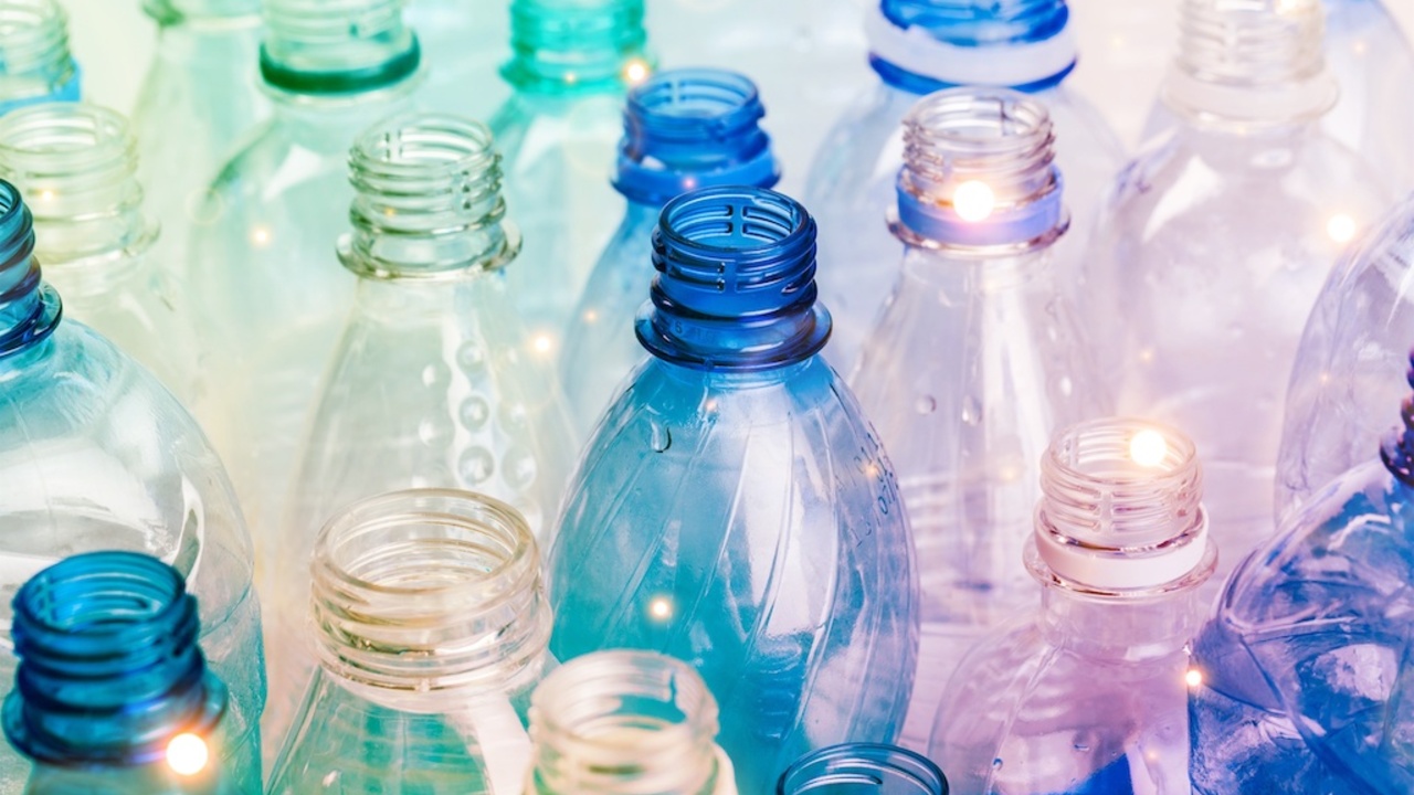 Nesen veikts pētījums liecina, ka stikla pudelēs ir vairāk mikroplastmasas nekā plastmasas pudelēs.