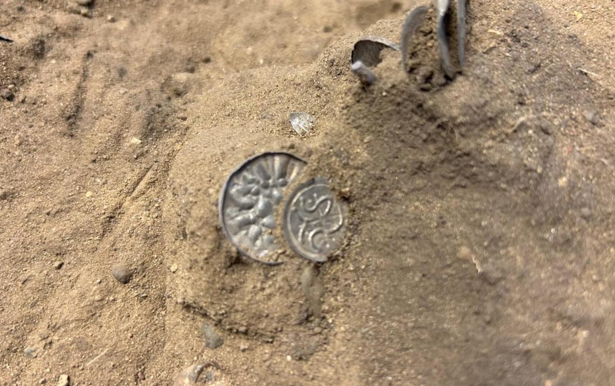 Saimniecībā atrastas vikingu dārgumu krātuves, kas slēptas vairāk nekā 1000 gadus