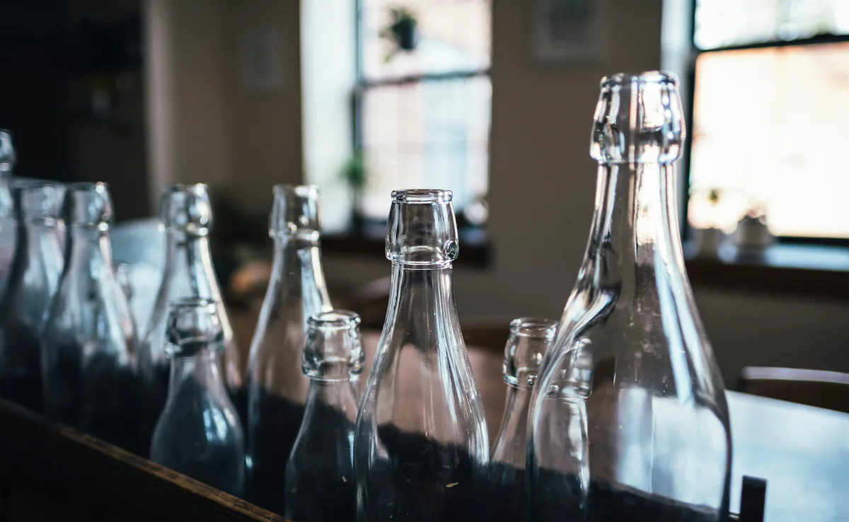 Pētījums parādīja, ka stikla pudelēs ir līdz pat 50 reizēm vairāk mikroplastmasas nekā plastmasas pudelēs