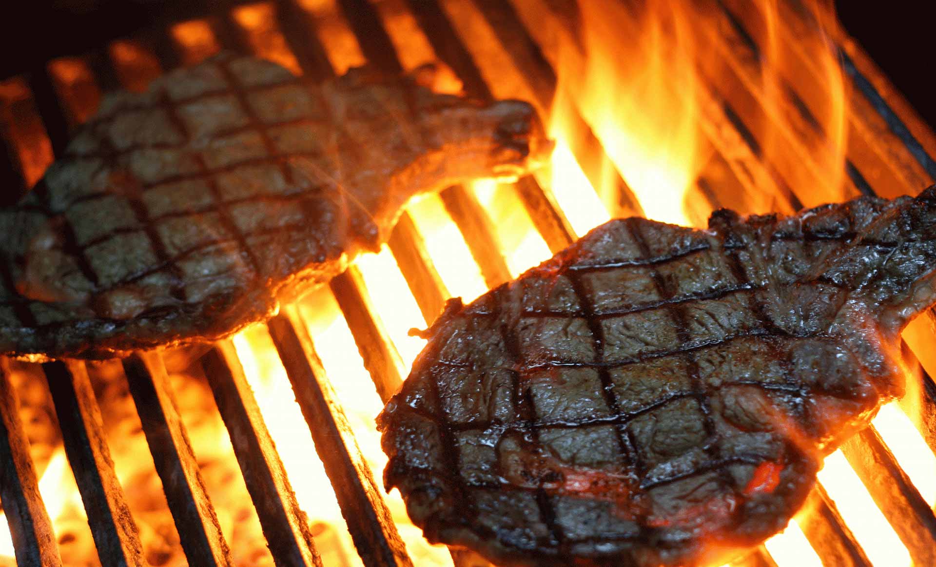 Sāls uz oglēm grilēšanas laikā: kāpēc daudzi grilētāji izmanto šo metodi