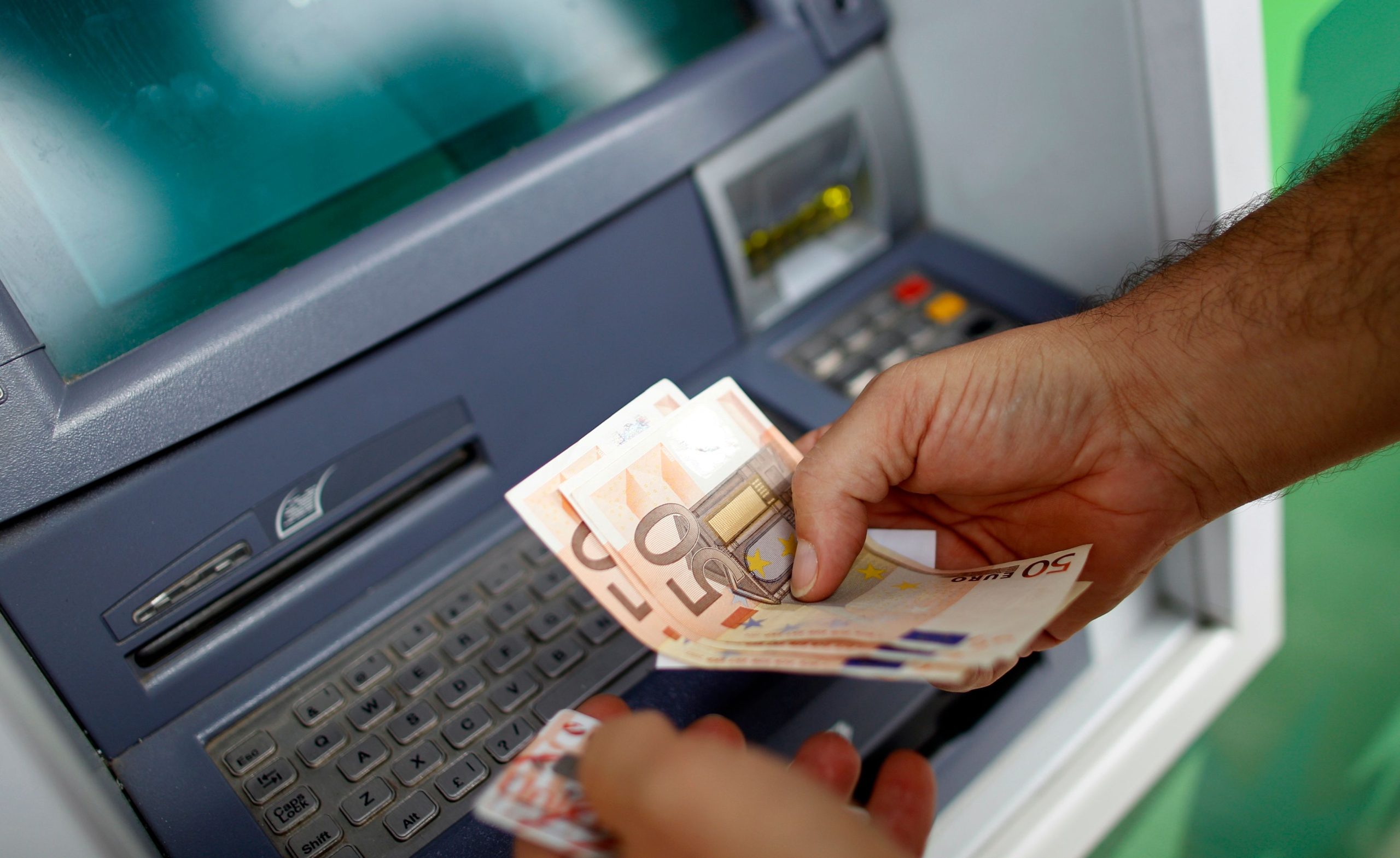 Jūnijā bankas mainīs skaidras naudas izņemšanas veidu bankomātos: kā jaunie Eiropas noteikumi ietekmēs jūs