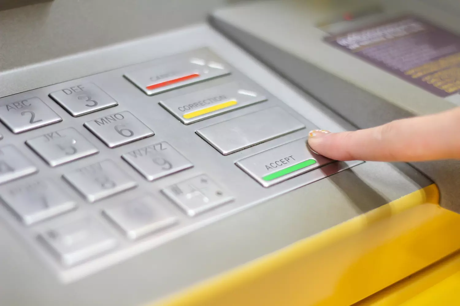 Jūnijā bankas mainīs skaidras naudas izņemšanas veidu bankomātos: kā jaunie Eiropas noteikumi ietekmēs jūs
