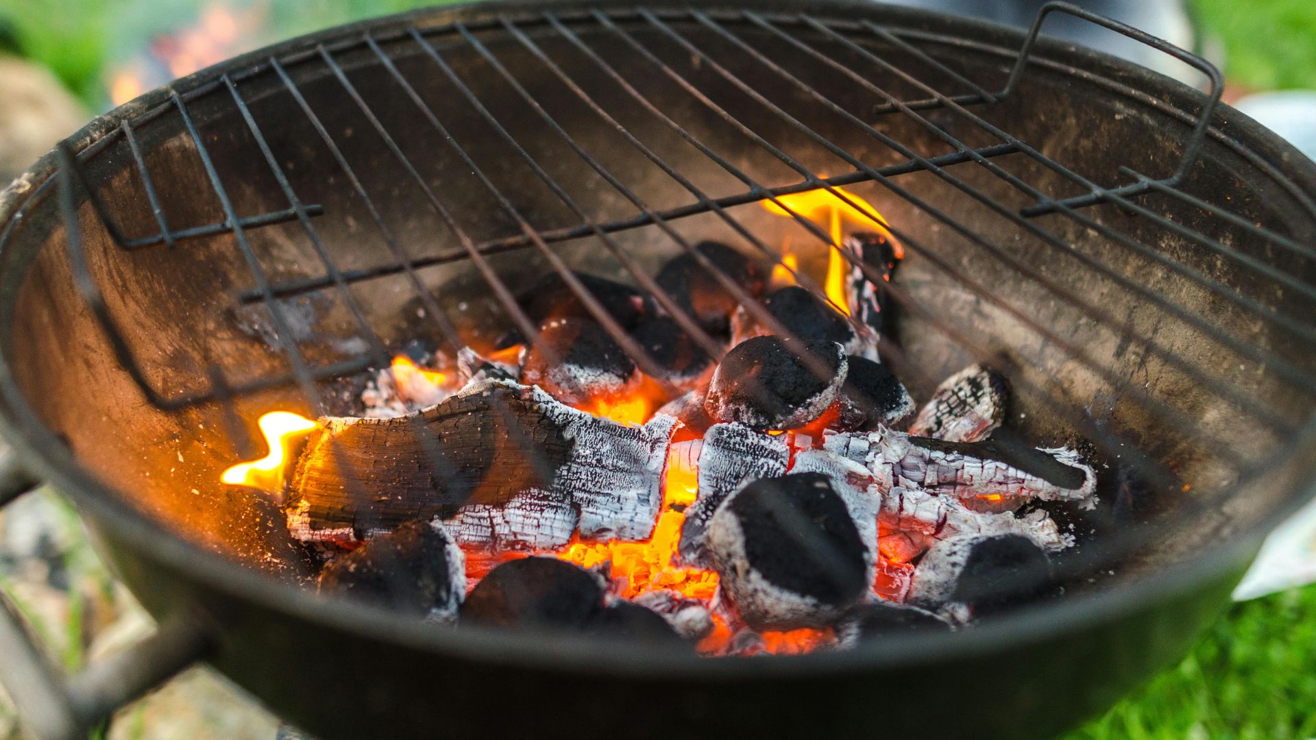 Sāls uz oglēm grilēšanas laikā: kāpēc daudzi grilētāji izmanto šo metodi