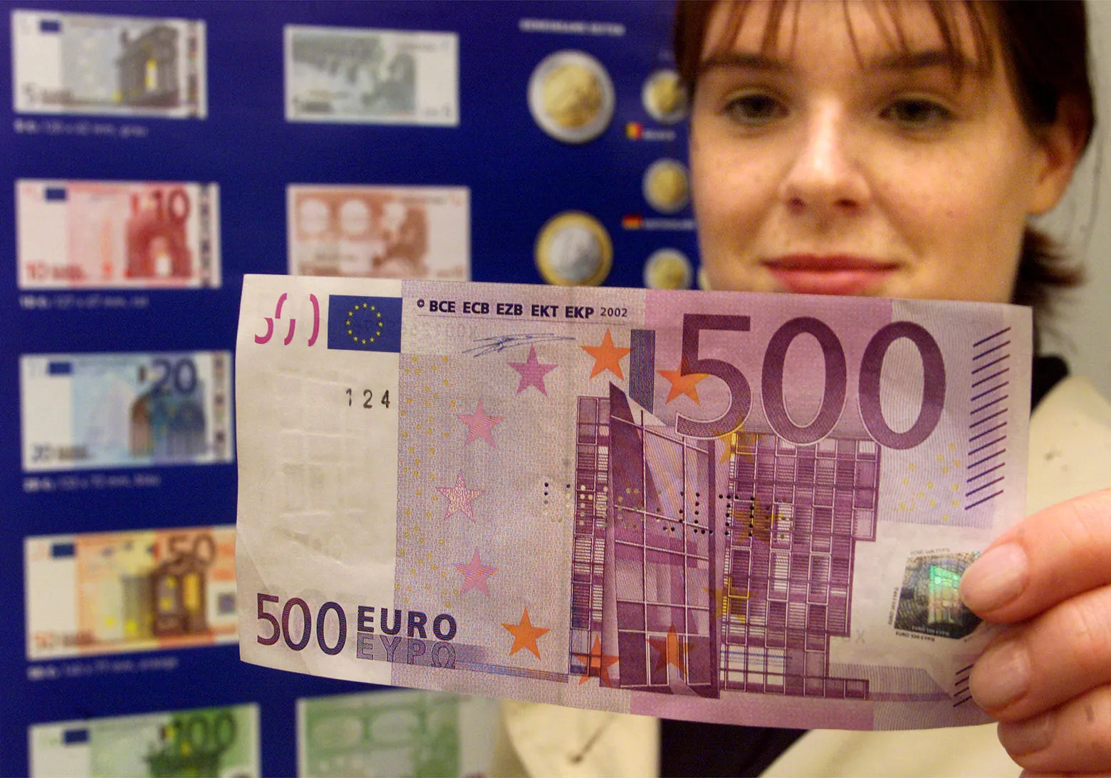 Sieviete atrod 5500 eiro skaidrā naudā, ko viņa zaudēja pirms daudziem gadiem, bet viņas banka atsakās pieņemt banknotes.