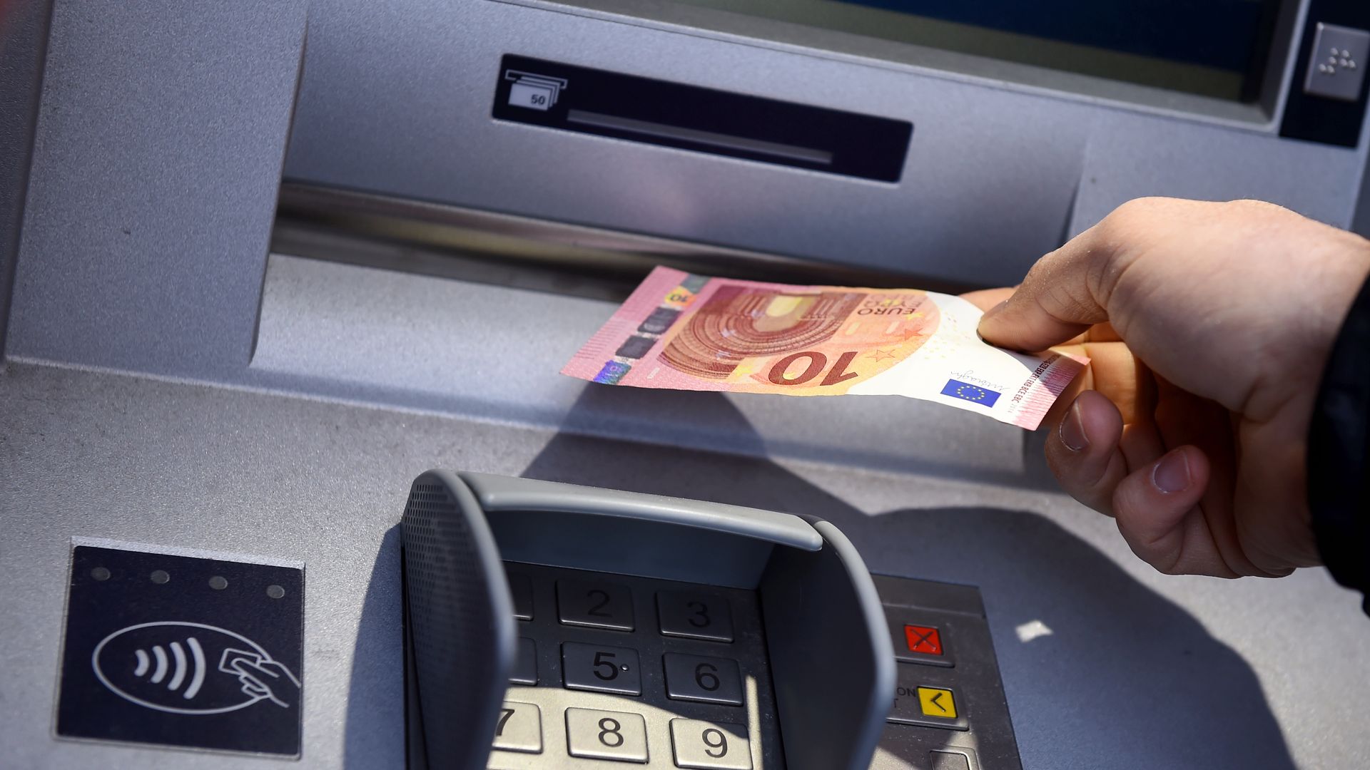 Paziņojums bankomātā, kas var jūs izsist no ierindas, mēģinot izņemt naudu