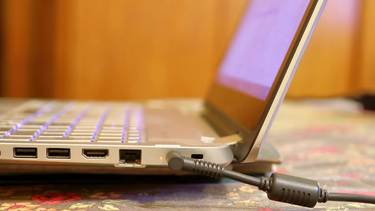Tas nav Smart TV un nav klēpjdators: šī ierīce ir aprīkota ar svarīgāko USB portu jūsu mājās un ir īsta atradums.