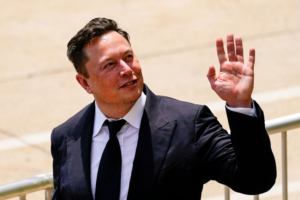 Ilons Musk draudēja Apple, ja tā nepieņems viņa piedāvājumu 5 miljardu dolāru apmērā: dažas stundas vēlāk viņš izpildīja savu draudējumu.