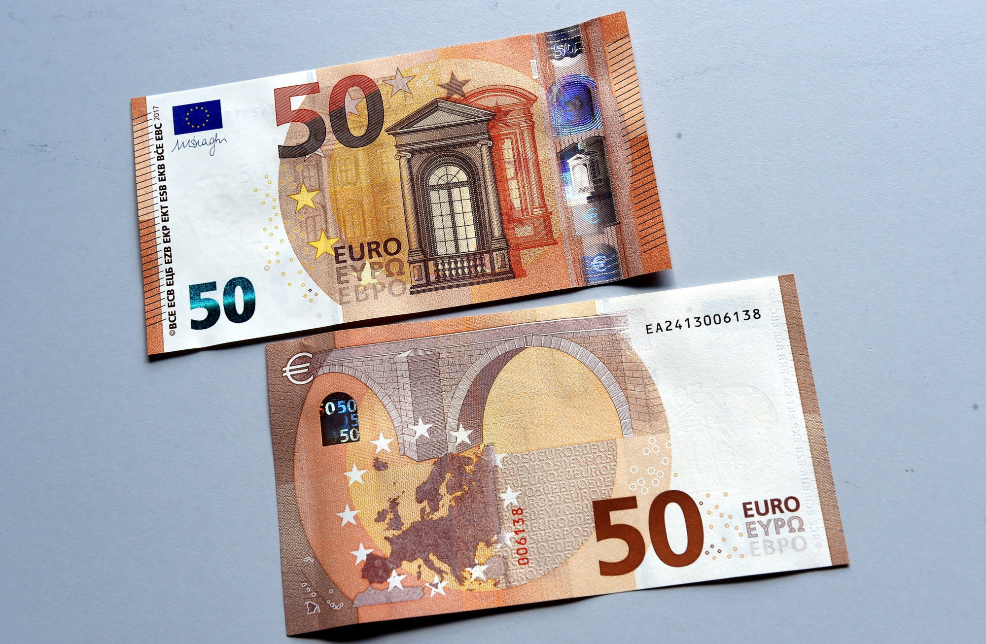Tā izskatīsies jaunas 5, 10, 20, 50, 100 un 200 eiro banknotes: ar šo interesanto ECB dizainu