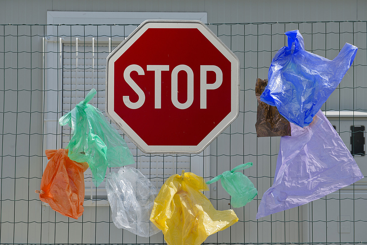 Jauns pētījums liecina, ka likumi, kas aizliedz plastmasas maisiņu izmantošanu, samazina to klātbūtni piekrastē par 47 %.