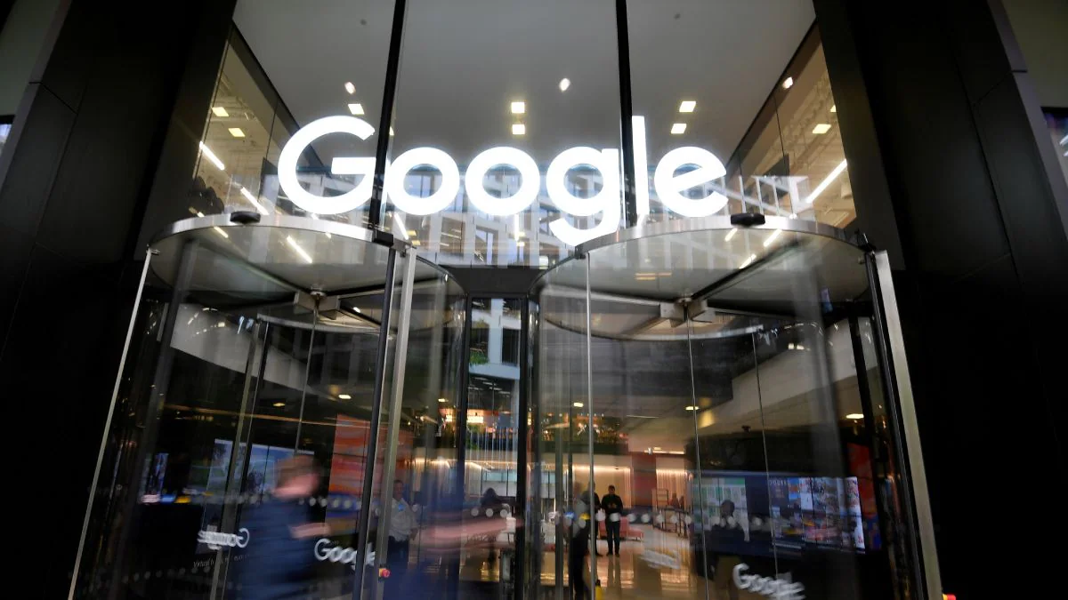 Saules enerģijas ražošanas uzņēmums ir iesūdzējis Google tiesā par tās mākslīgā intelekta meklēšanas sistēmu, apsūdzot to krāpšanā.