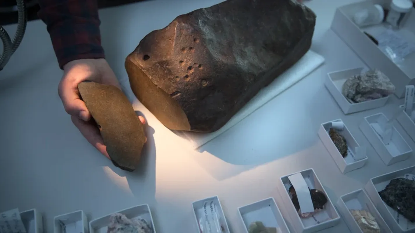 Vīrietis atrada to, ko uzskatīja par zeltu: tas svēra 17 kilogramus un izrādījās senais dārgums, kas padara to vēl vērtīgāku
