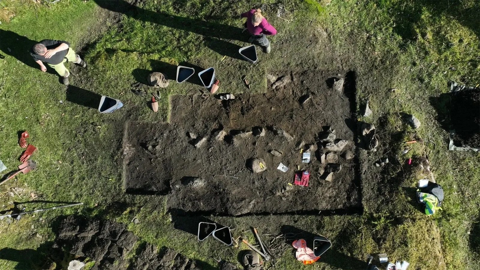 Vienā no 30 vikingu kapiem, kas atrasti Dānijā, ir neparasta lāde ar šķērēm iekšā.