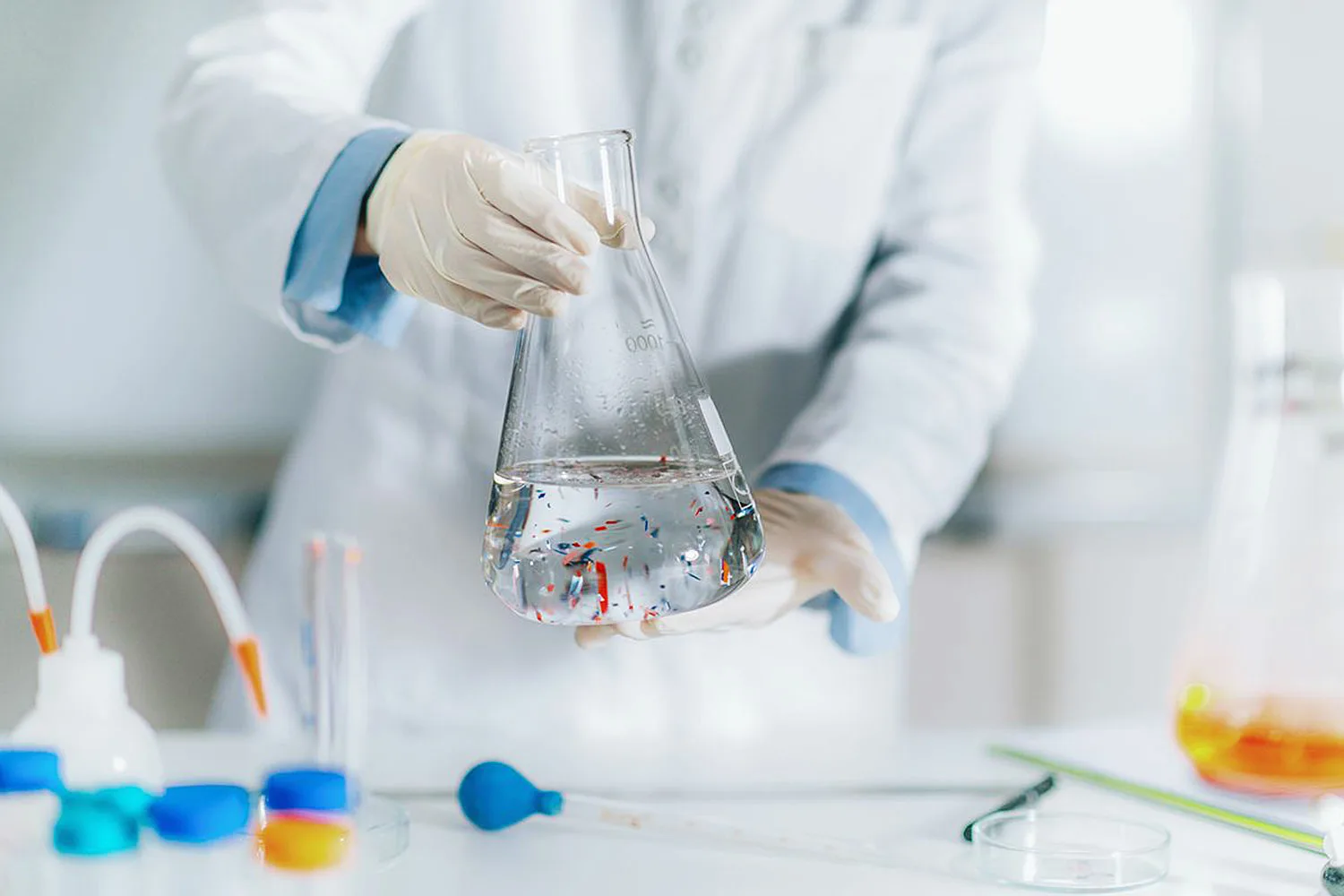 Pētījums parādīja, ka stikla pudelēs ir līdz pat 50 reizēm vairāk mikroplastmasas nekā plastmasas pudelēs
