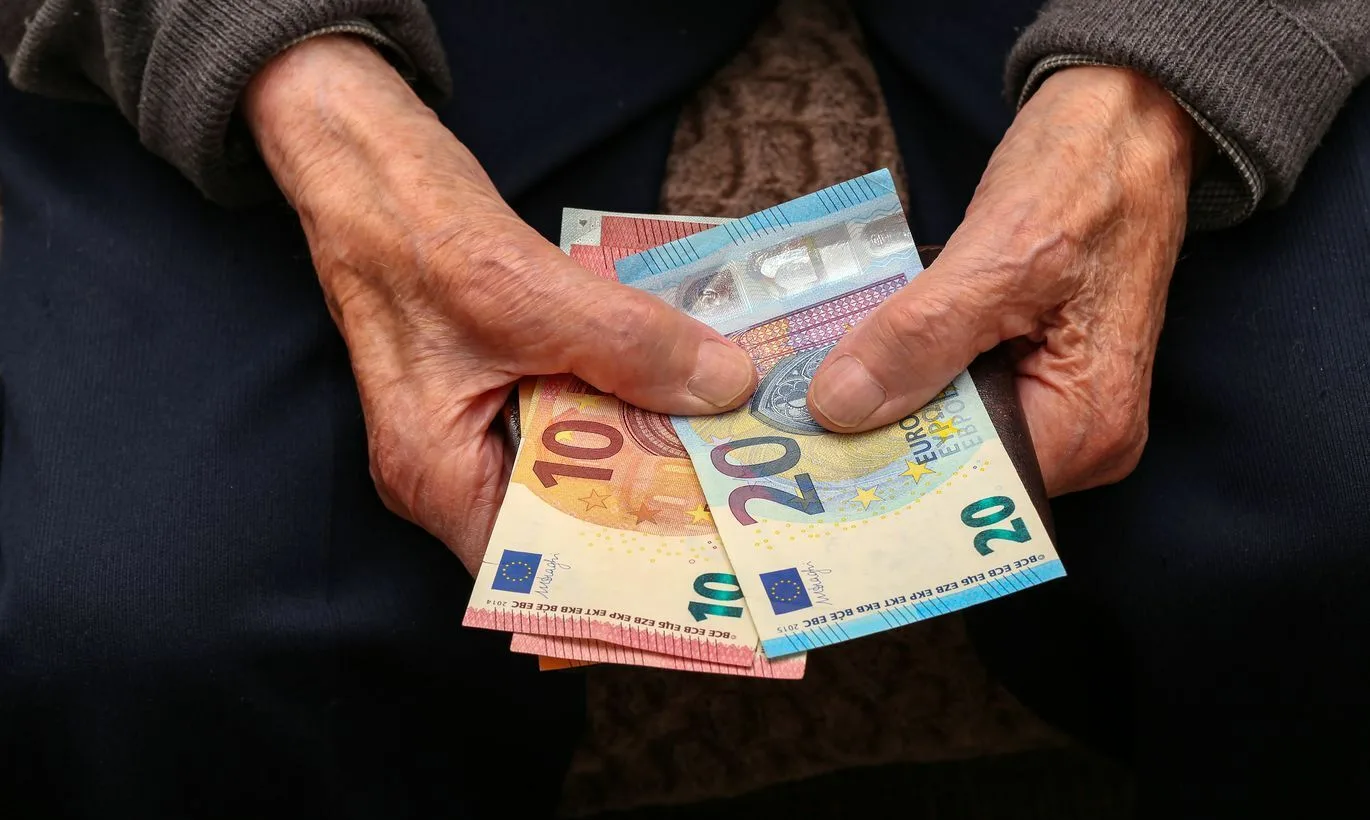 Pensijas saņēmējs ar entuziasmu iegulda 173 000 eiro un nonāk starptautiskā krāpšanas tīklā, kurā iesaistīta Latvija.