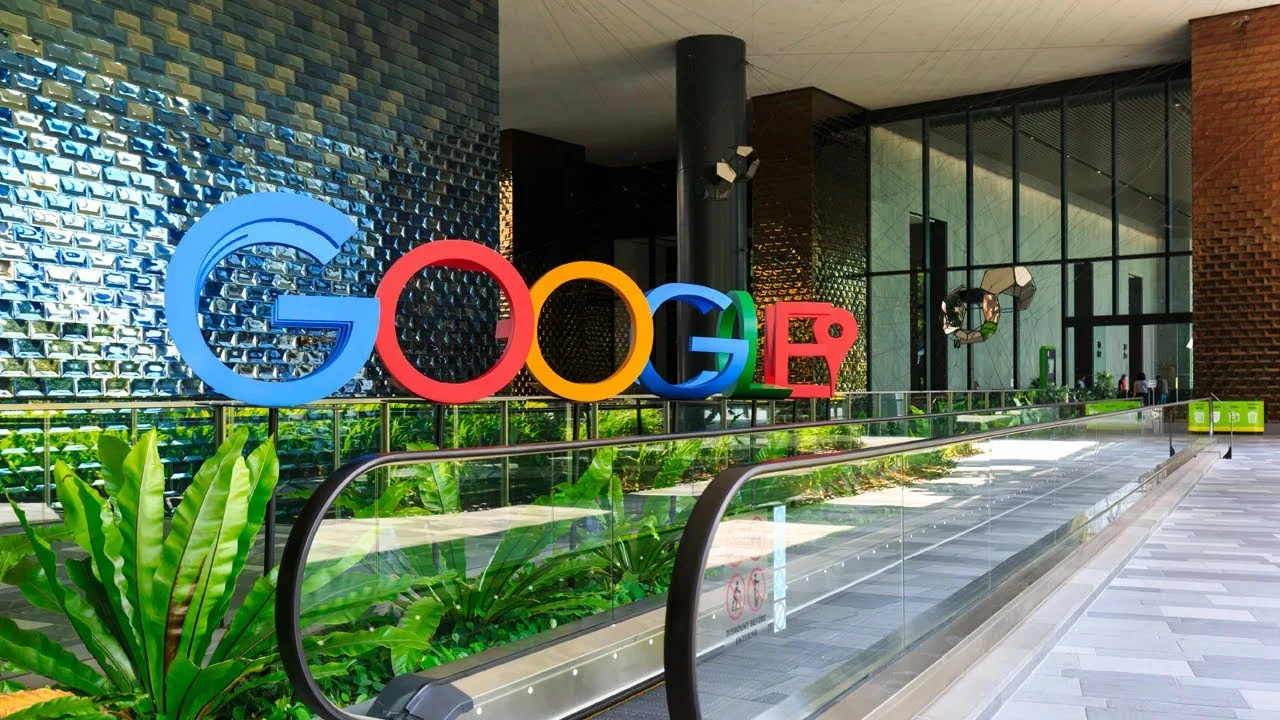 Saules enerģijas ražošanas uzņēmums ir iesūdzējis Google tiesā par tās mākslīgā intelekta meklēšanas sistēmu, apsūdzot to krāpšanā.