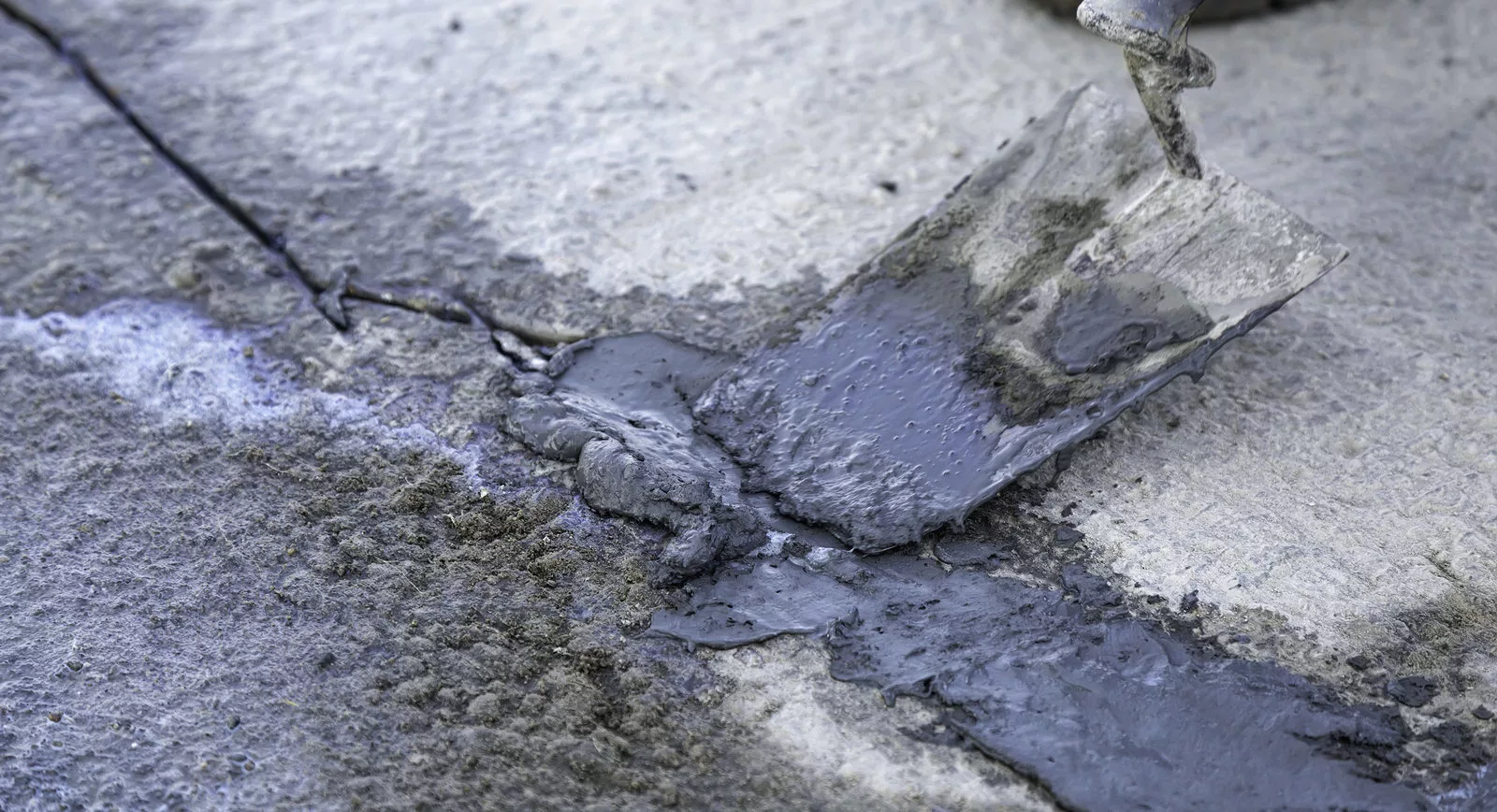 Viegli uzklājams plastisks cementa maisījums, kas aizpilda plaisas un ir ideāli piemērots jumta noplūžu novēršanai.