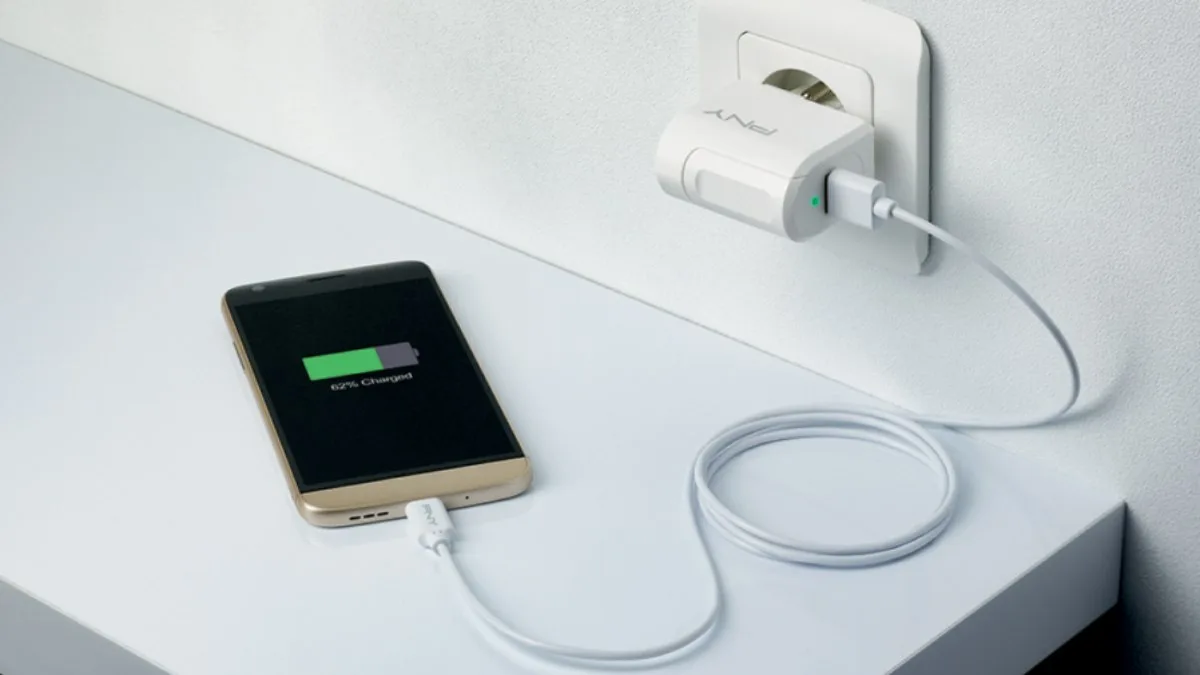 Kas notiks, ja USB zibatmiņu ievietos mobilo tālruņu lādētājā? Es to izdarīju, un šāds bija rezultāts.