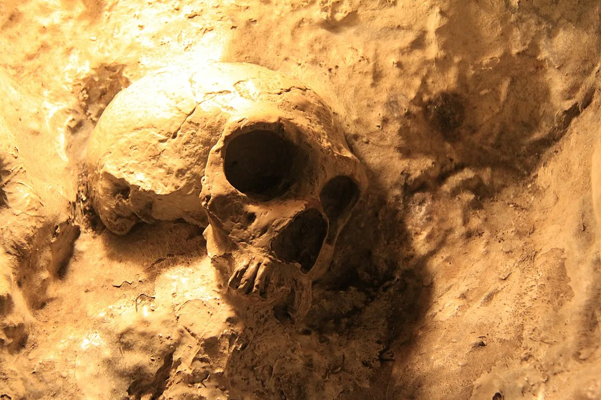 Senākais zināmais apbedījums datēts ar 140 000 gadiem atpakaļ Izraēlā un bija apbedījuma vieta meitenītei, kas bija sapienu un neandertāliešu hibrīds.