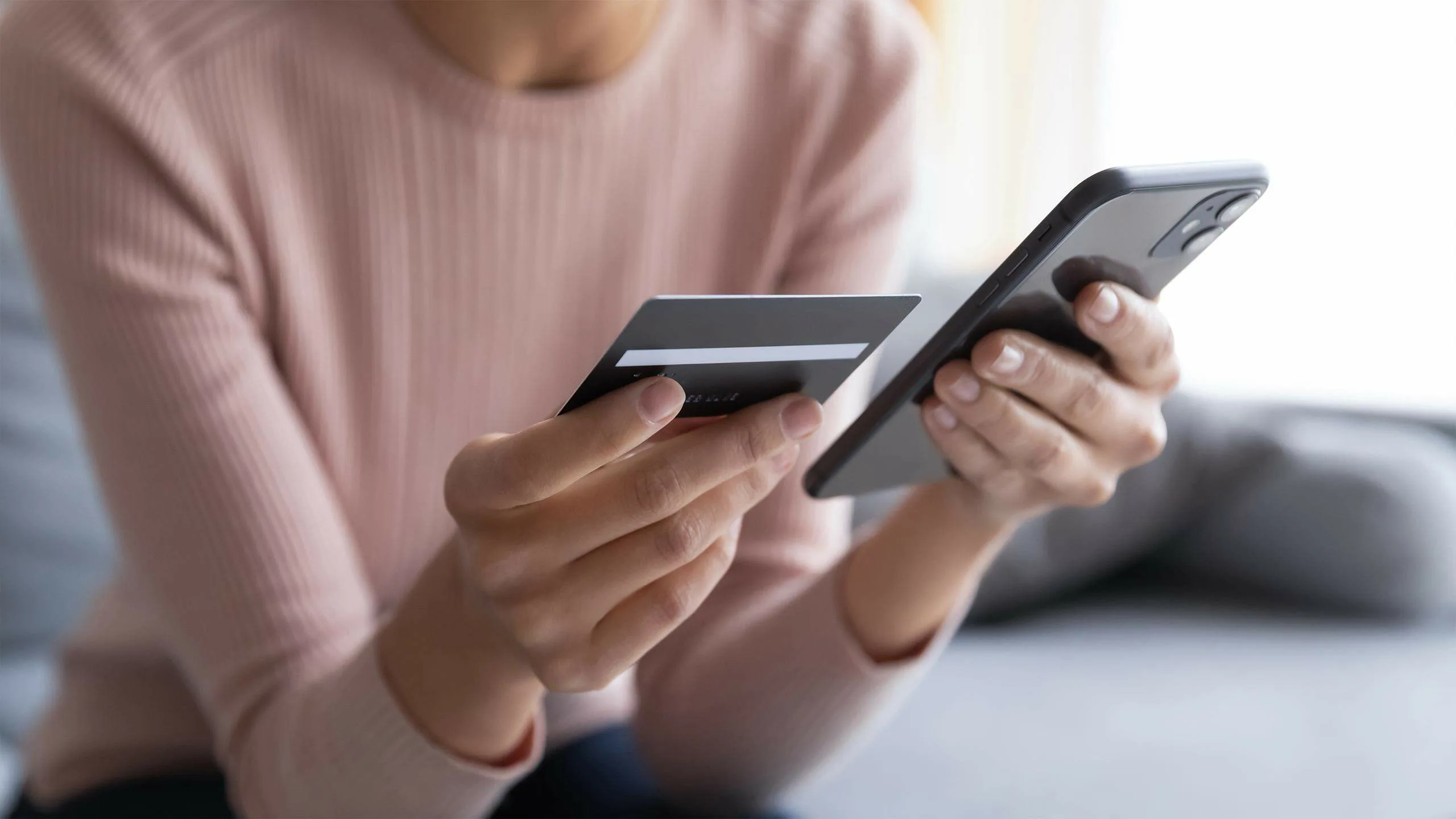 Ja jūsu mobilajā tālrunī ir šādas pazīmes, esiet uzmanīgi, jo jūsu bankas konti var tikt izsekoti.