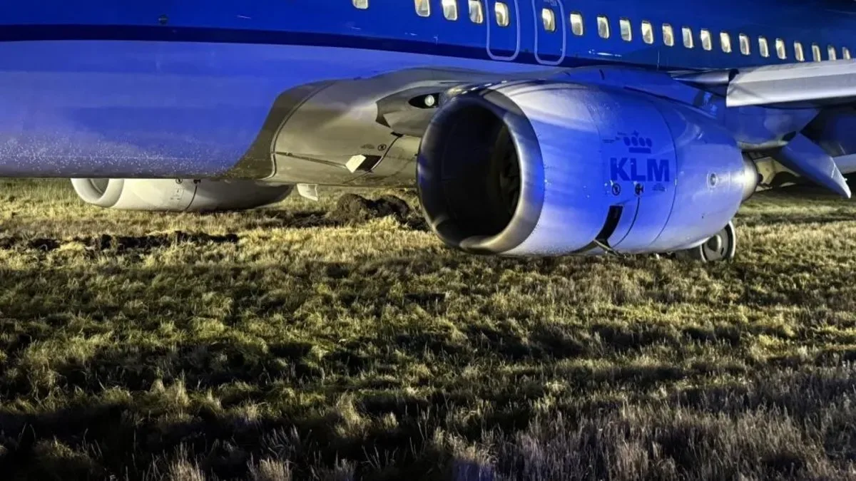 Deviņi cilvēki cietuši pēc tam, kad Ryanair lidmašīna veica avārijas nosēšanos spēcīgu vētrā Vācijā