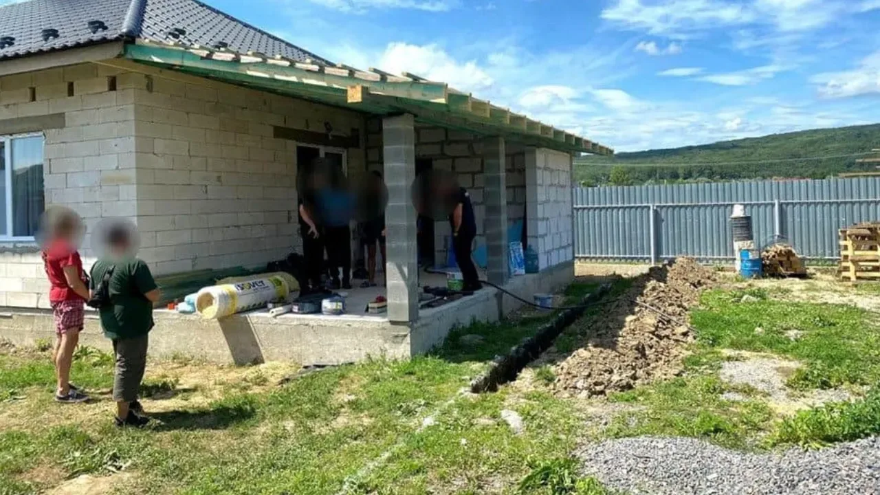 Viņš būvē saliekamo māju drauga zemē un ir spiests to nojaukt, pretējā gadījumā viņam draud naudas sods līdz pat miljonam dolāru.