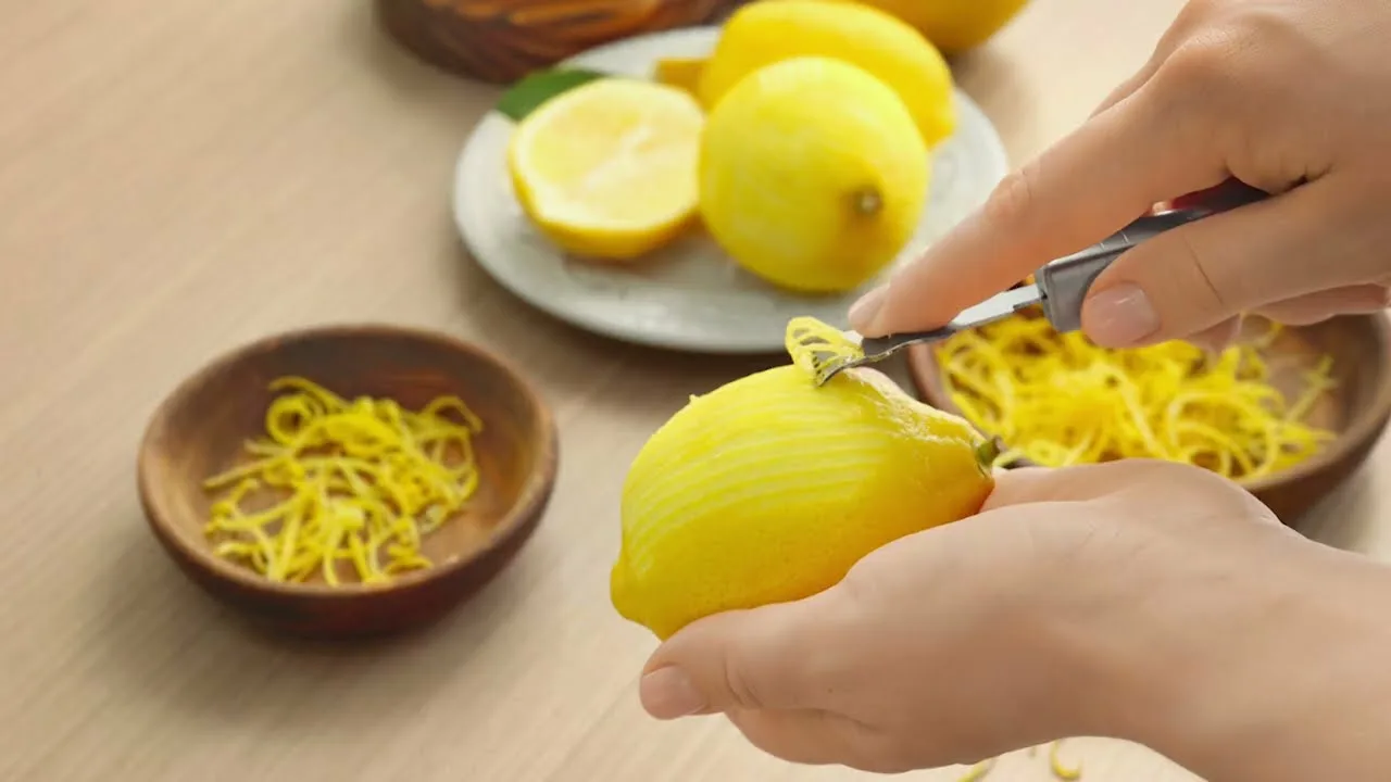 Kāpēc citronu miziņa jāliek traukā, kurā glabā cukuru, un kādam nolūkam tā tiek izmantota