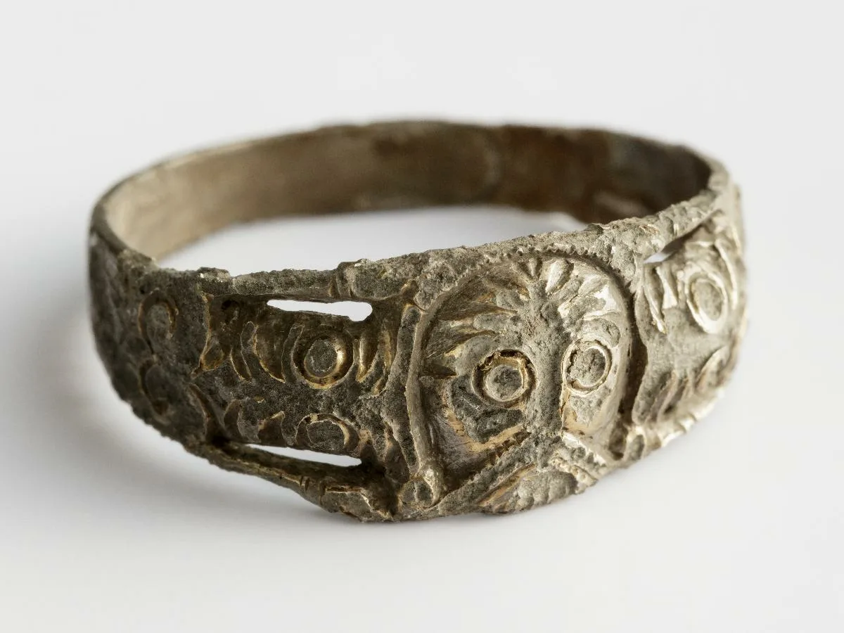 «Es nevarēju noticēt, ka tas ir zelts»: pēc 50 gadu meklējumiem amatieris Menas salā atrod 1000 gadus vecu vikingu rokassprādzi.