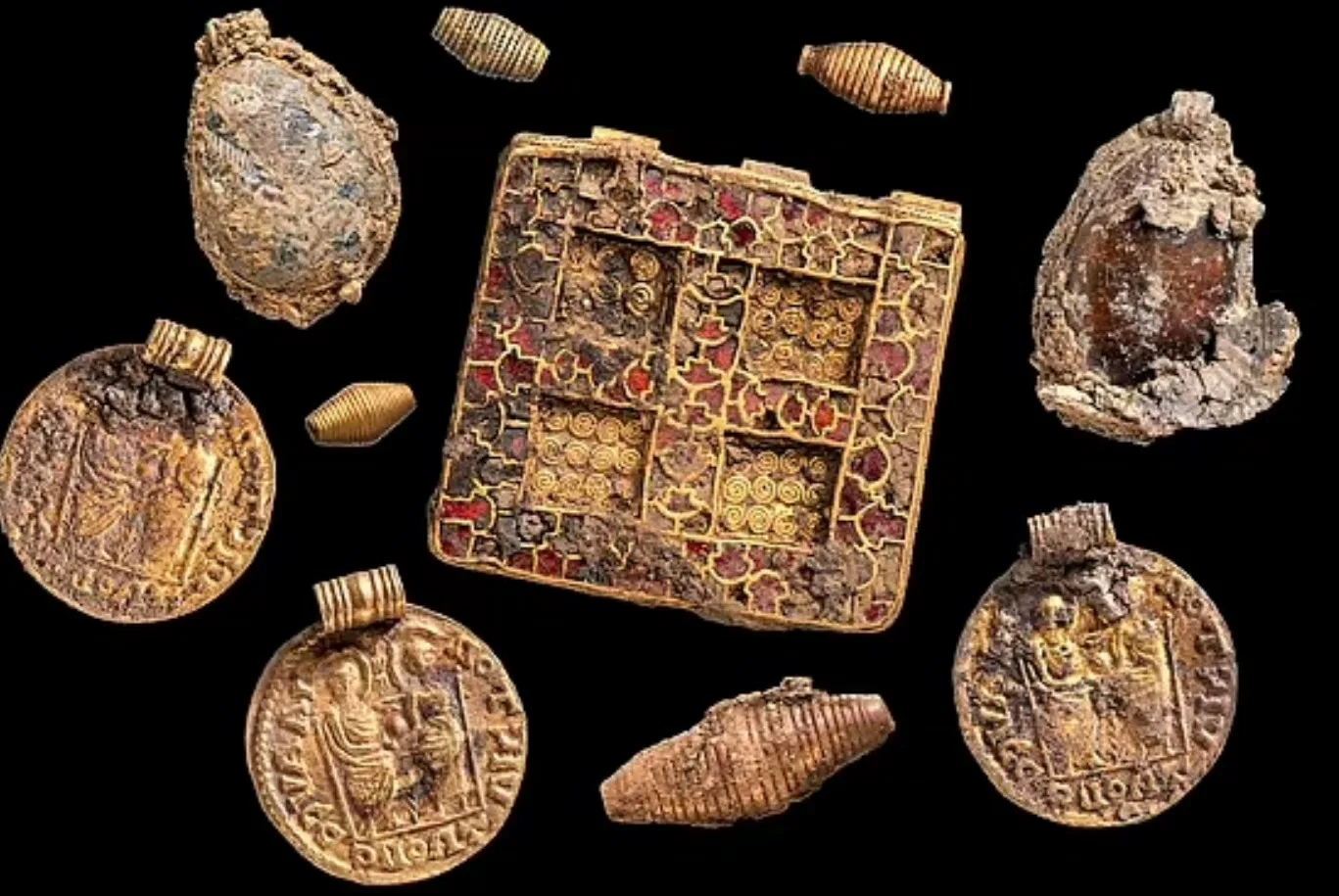 Vēsturisks atradums: amatieru ģeologs atklājis vikingu zelta lādi, kas aprakts pirms 1000 gadiem