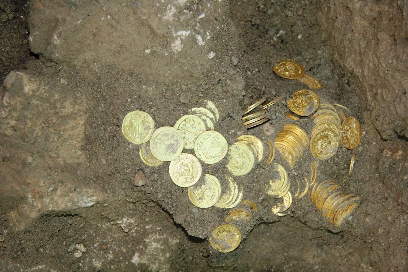 Vēsturisks atradums: amatieru ģeologs atklājis vikingu zelta lādi, kas aprakts pirms 1000 gadiem