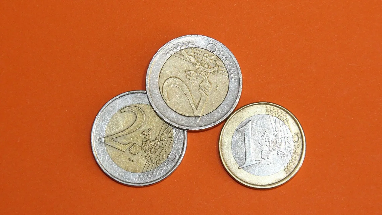 Jūsu nākamā veiksme var būt jūsu makā: šī reta 2 eiro monēta izsolē pārdota par 25 000 eiro.