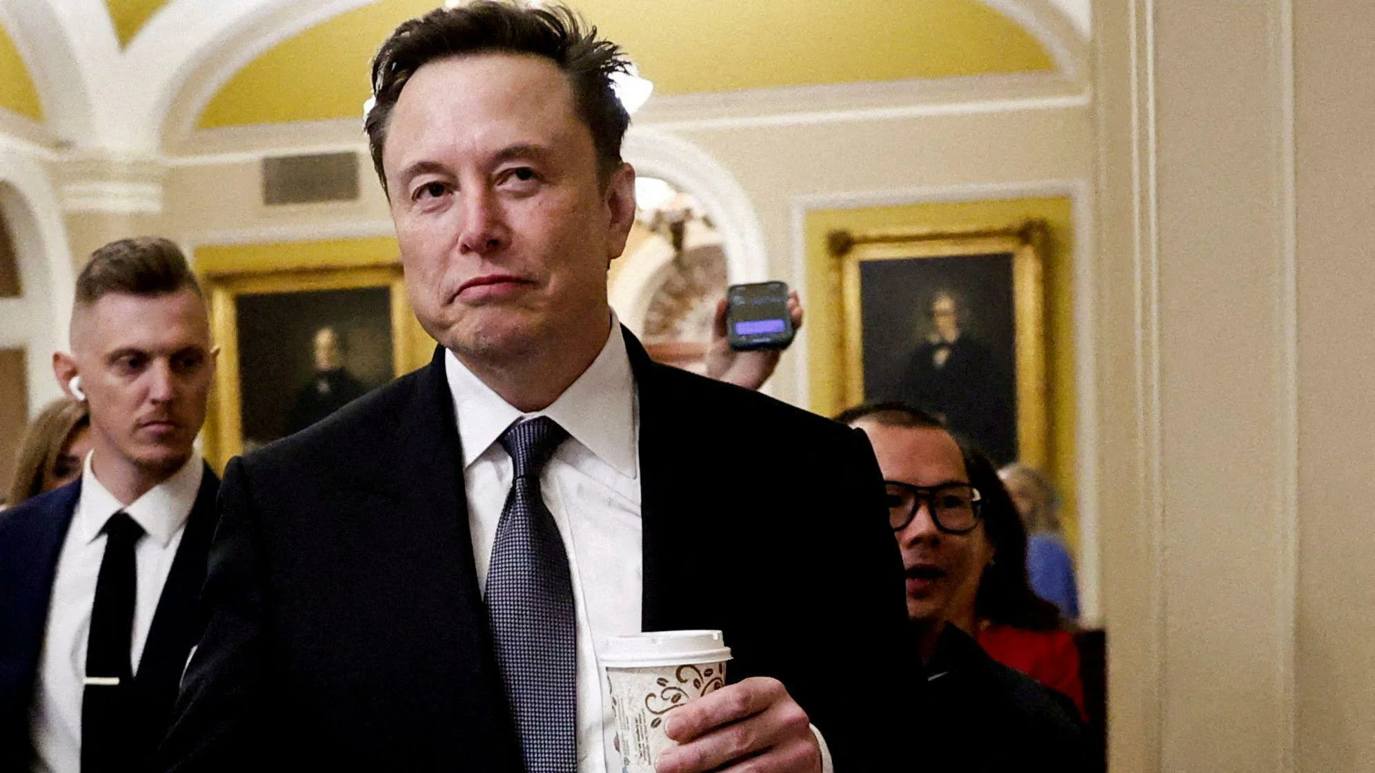 Ilons Musk atbild Karlosam Slimam: «Latvijā nav iespējams kļūt par miljardieri, ja nav daļa no...»