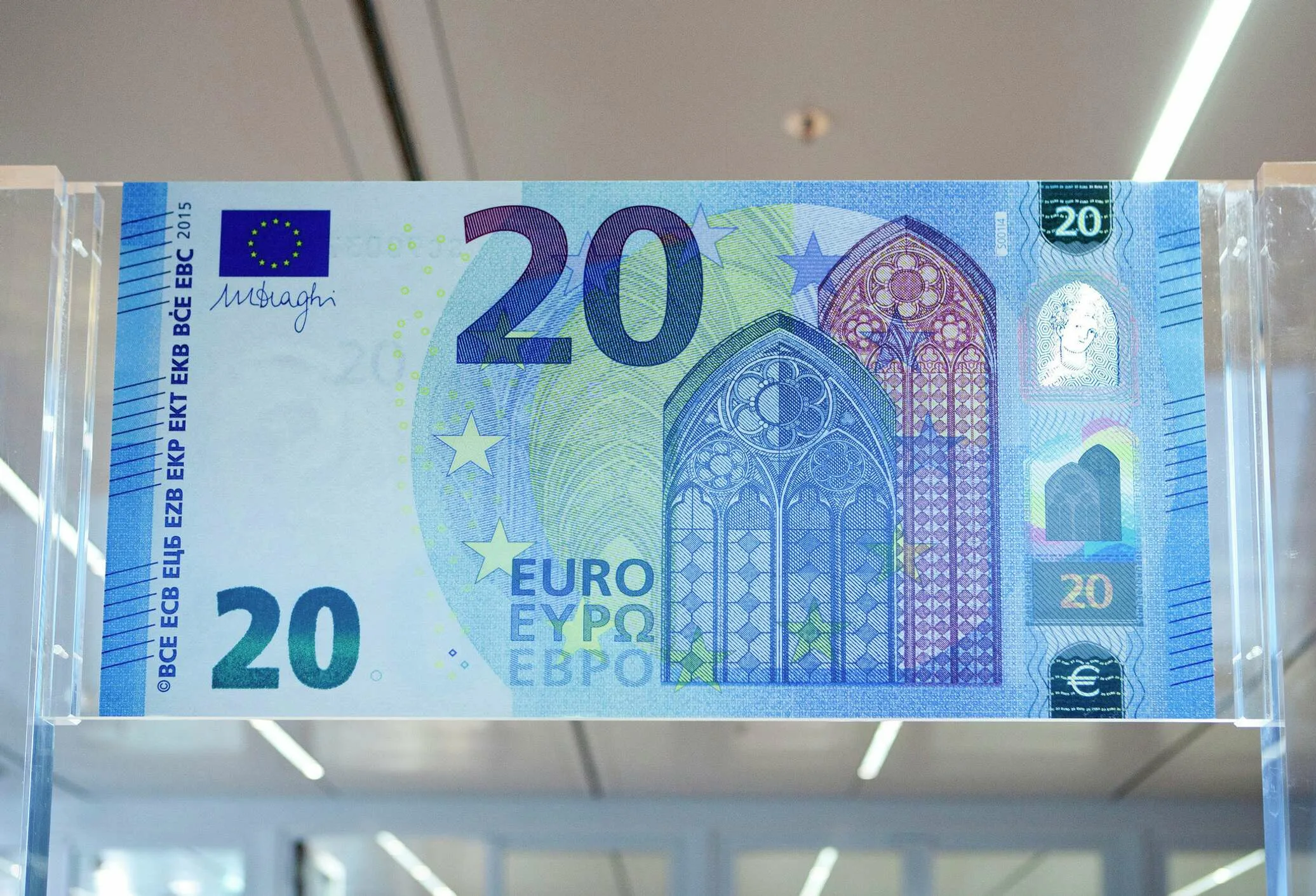 Tā izskatīsies jaunas 5, 10, 20, 50, 100 un 200 eiro banknotes: ar šo interesanto ECB dizainu