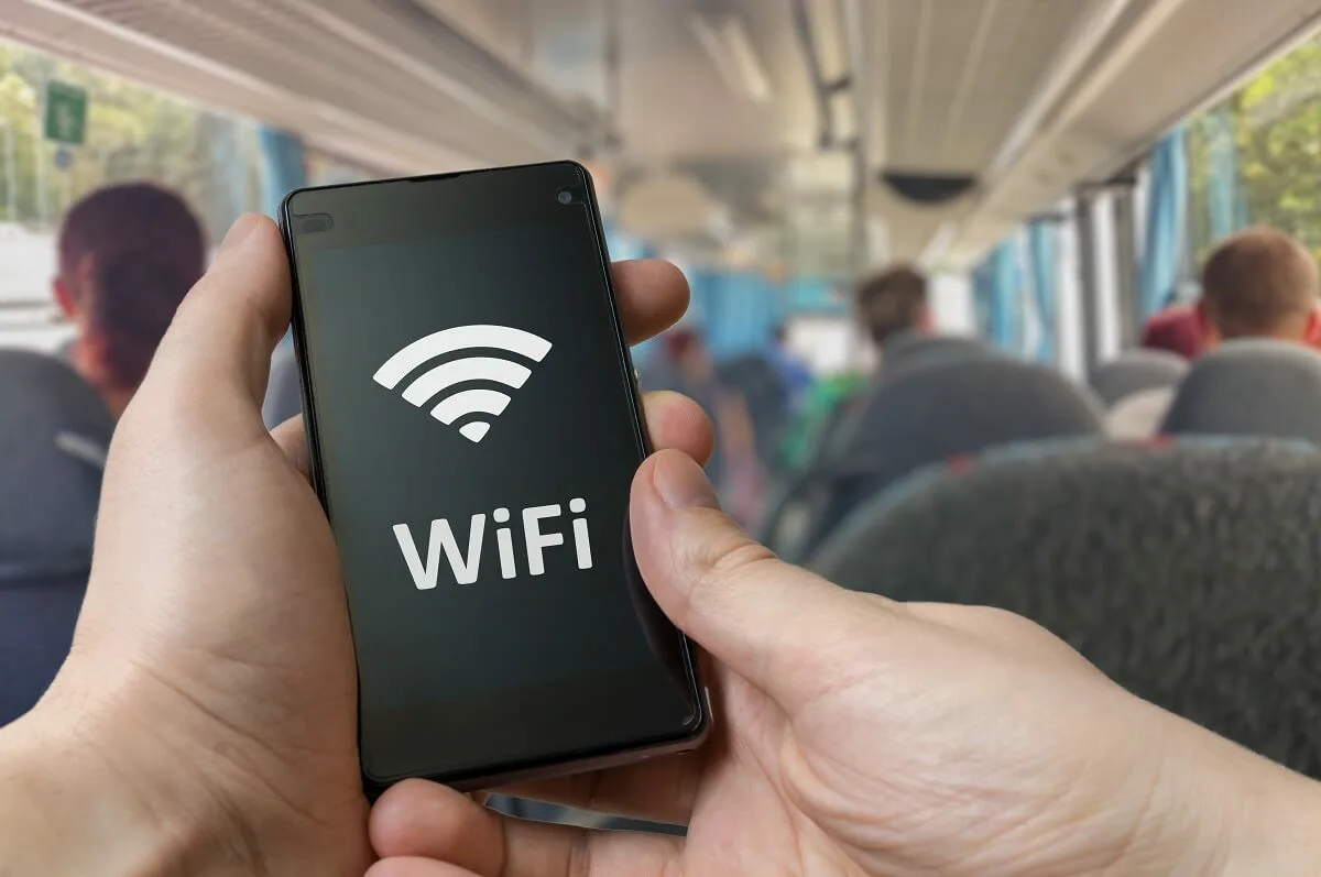 Nekādas banku operācijas un pirkumi internetā: ko nedrīkst darīt, pieslēdzoties publiskajam Wi-Fi