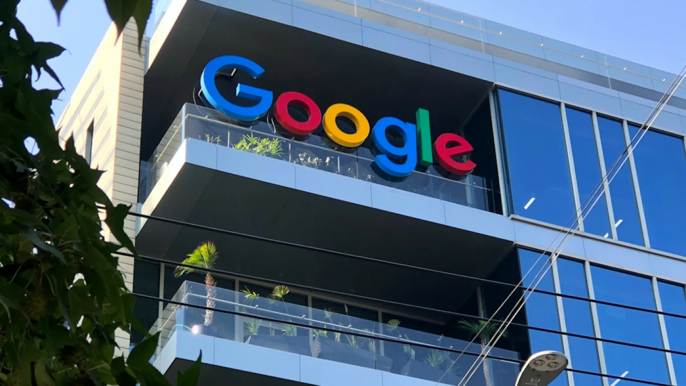 Saules enerģijas ražošanas uzņēmums ir iesūdzējis Google tiesā par tās mākslīgā intelekta meklēšanas sistēmu, apsūdzot to krāpšanā.