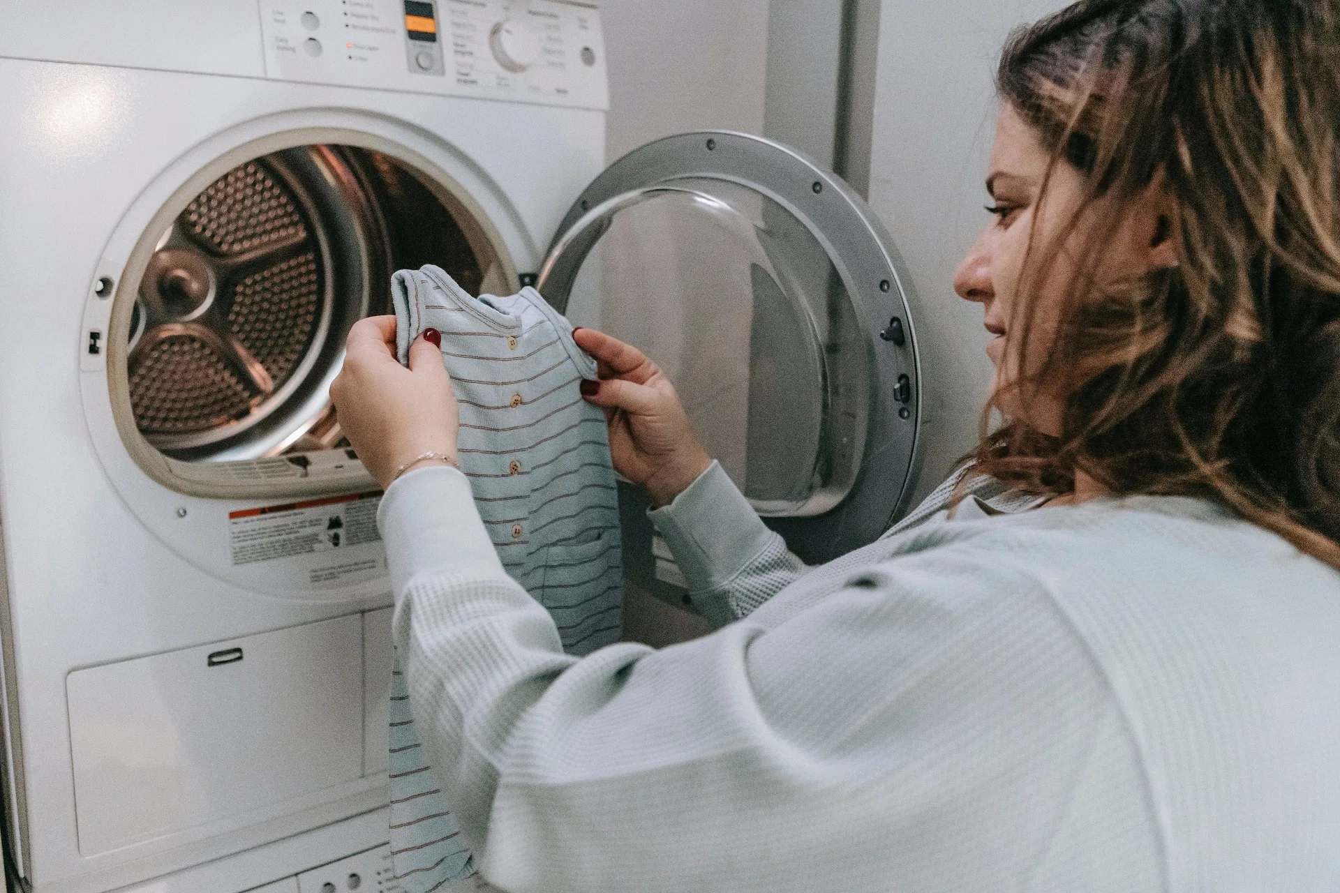 Kā ietaupīt uz elektrības rēķiniem: pievienojiet šo līdzekli veļas mašīnai, un jūsu apģērbs kļūs tīrāks.