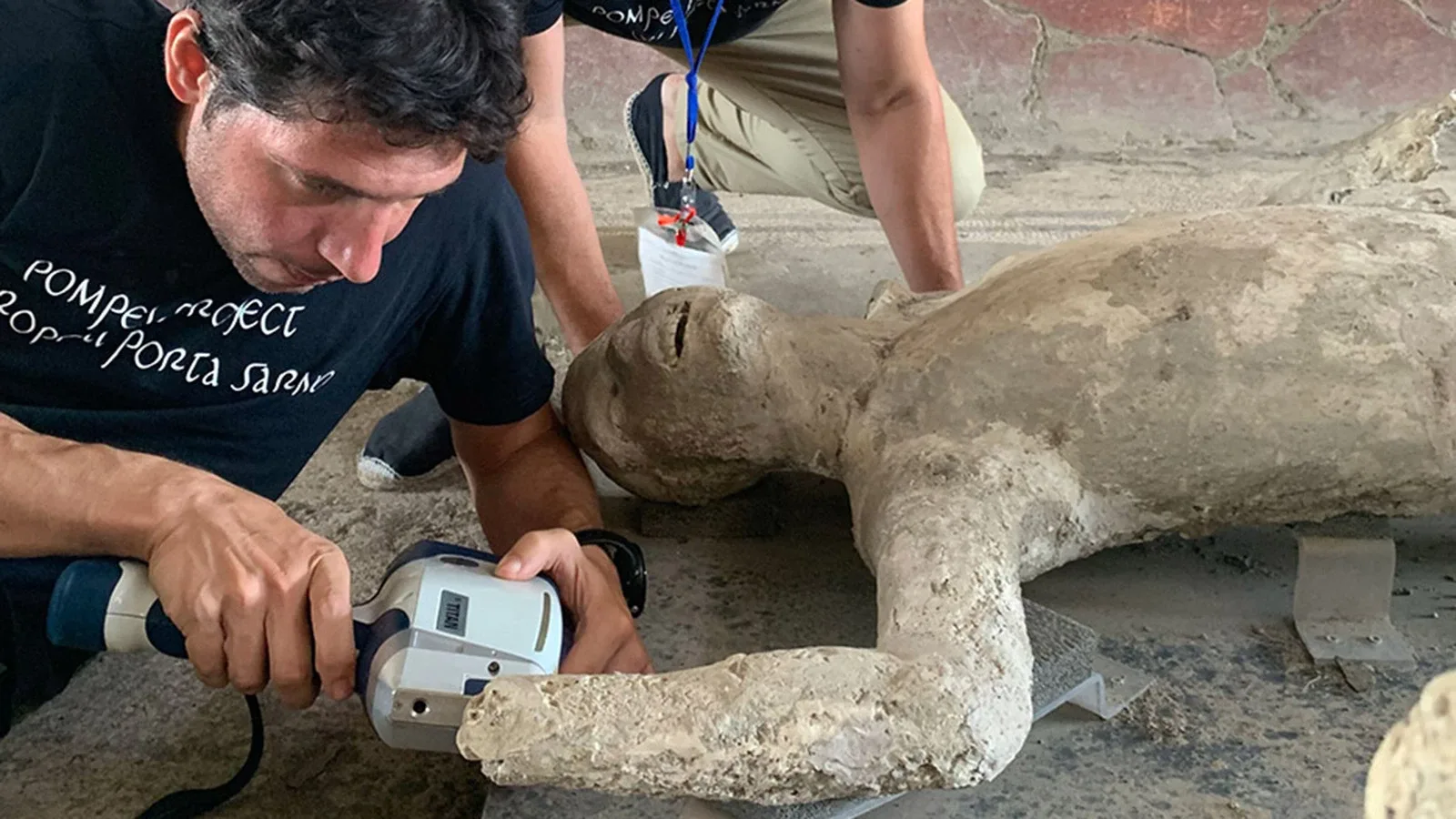 Arheoloģisks atklājums Pompejos: zinātnieki kapenēs atklājuši dzīvs izmēra skulptūras