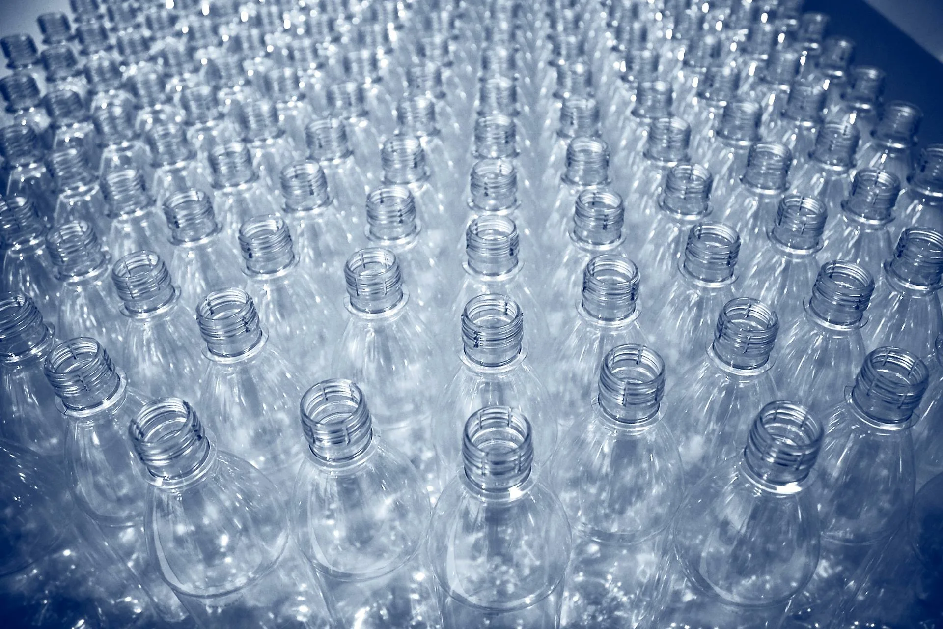 Nesen veikts pētījums liecina, ka stikla pudelēs ir vairāk mikroplastmasas nekā plastmasas pudelēs.