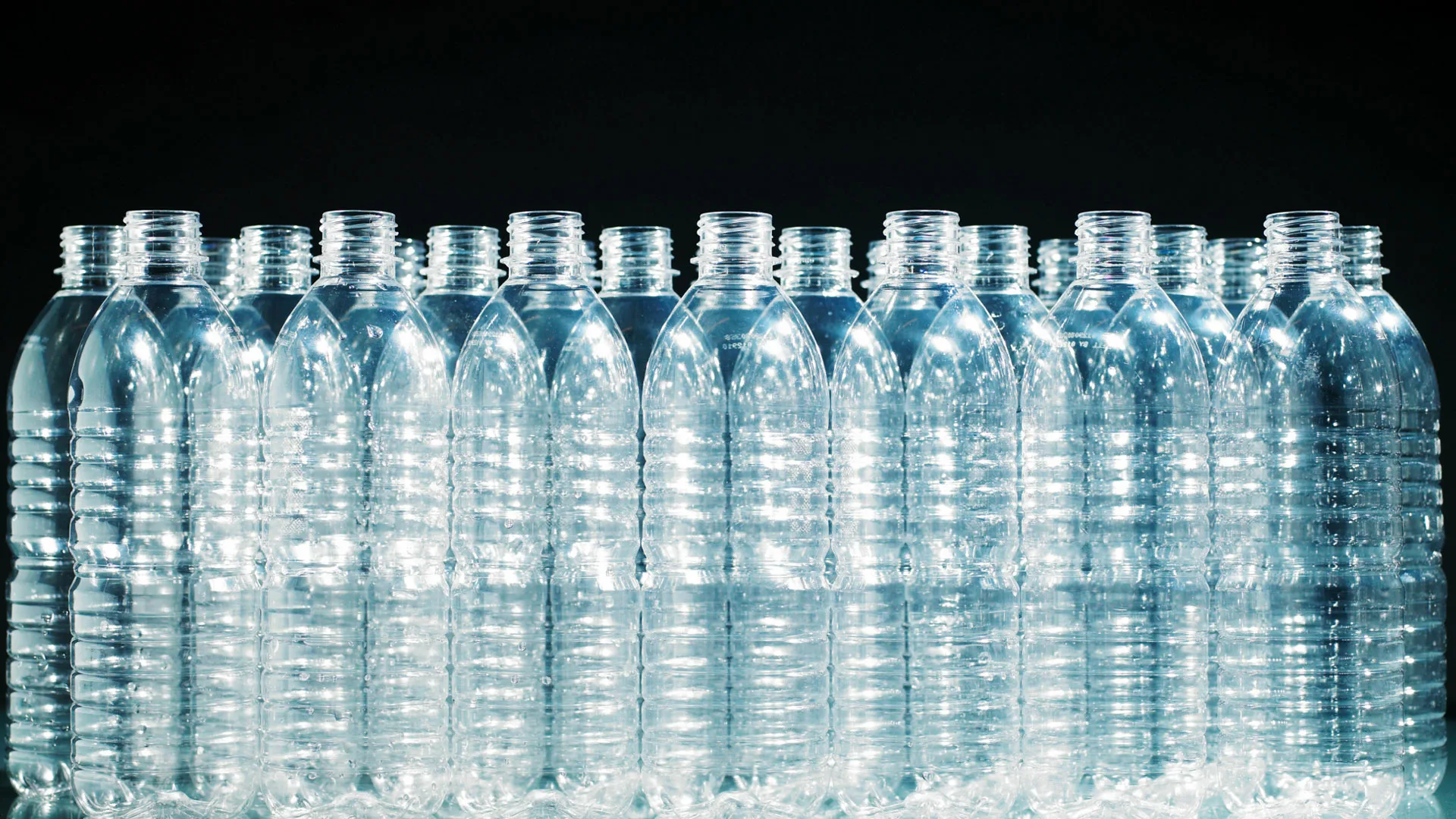 Nesen veikts pētījums liecina, ka stikla pudelēs ir vairāk mikroplastmasas nekā plastmasas pudelēs.