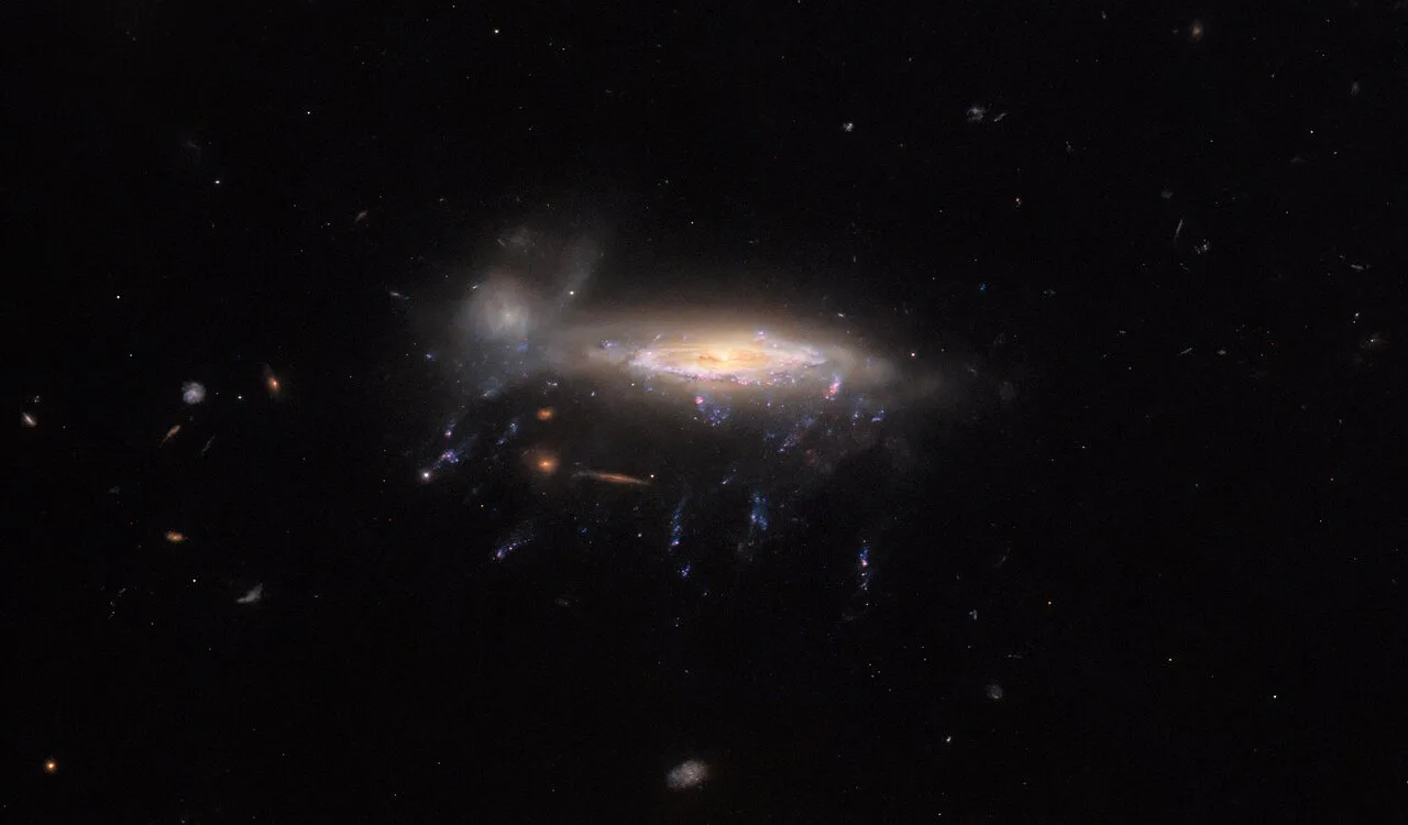 Astronomi nevar tam noticēt: NASA atkal ir pārspējusi savu rekordu un atklājusi galaktiku, kas atrodas vistālāk no Zemes