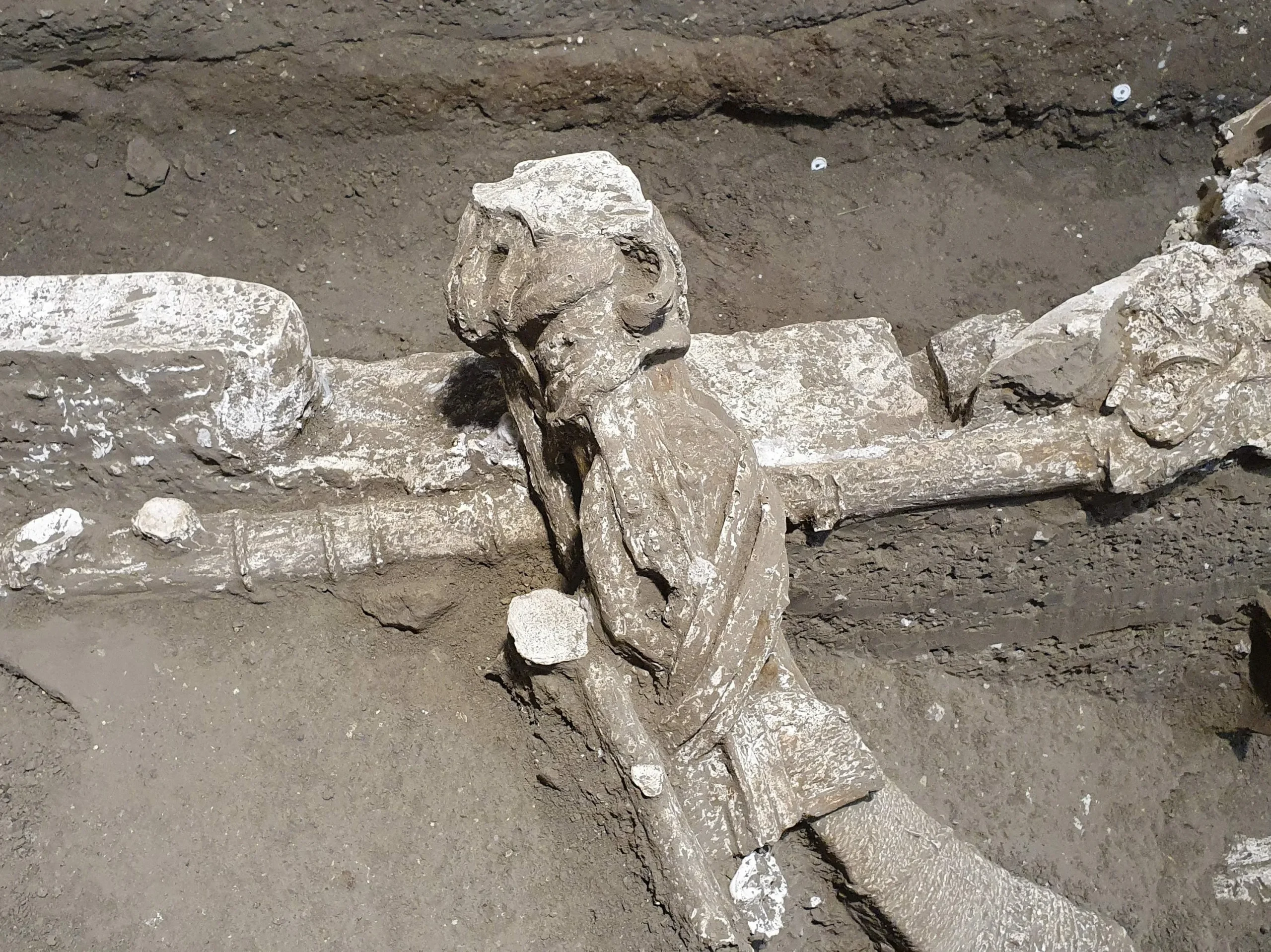 Arheoloģisks atklājums Pompejos: zinātnieki kapenēs atklājuši dzīvs izmēra skulptūras