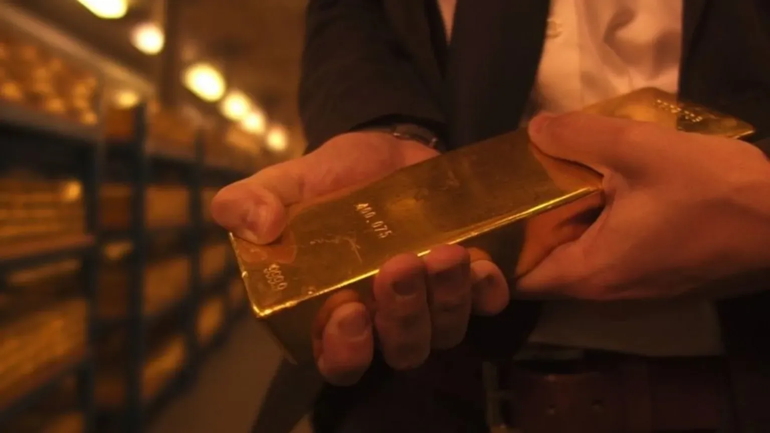Domājat par investīcijām zeltā kā drošā patvērumā? Šeit ir padomi, kā atpazīt viltotus zelta stieņus.