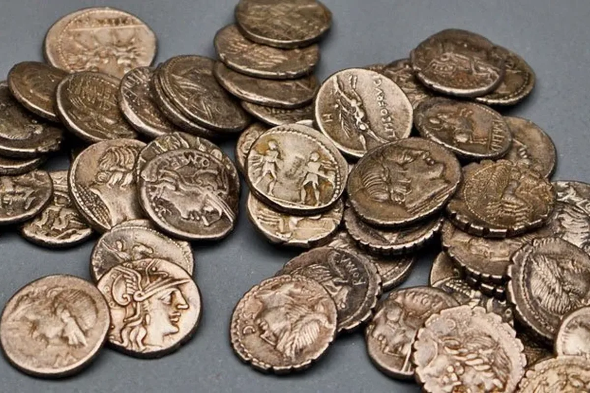 Ceļojuma laikā draugi atrod monētu kolekciju, kuras vērtība pārsniedz 5 miljonus eiro.