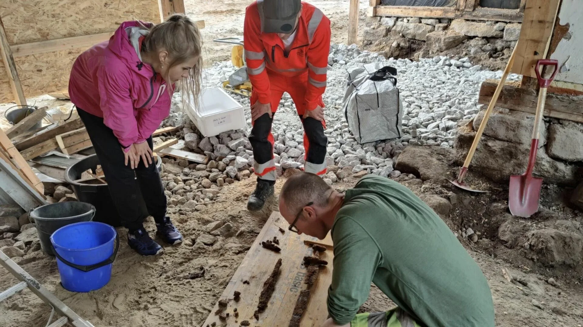 Vienā no 30 vikingu kapiem, kas atrasti Dānijā, ir neparasta lāde ar šķērēm iekšā.