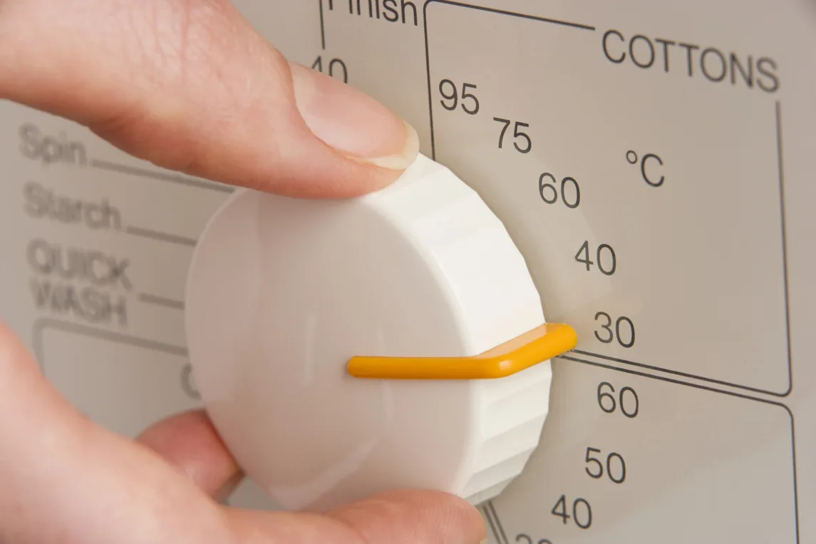 Ja jūs mazgājat dvieļus 30 vai 40 grādu temperatūrā, jūs kļūdāties: tieši uz šādu temperatūru jānoregulē veļas mašīna.