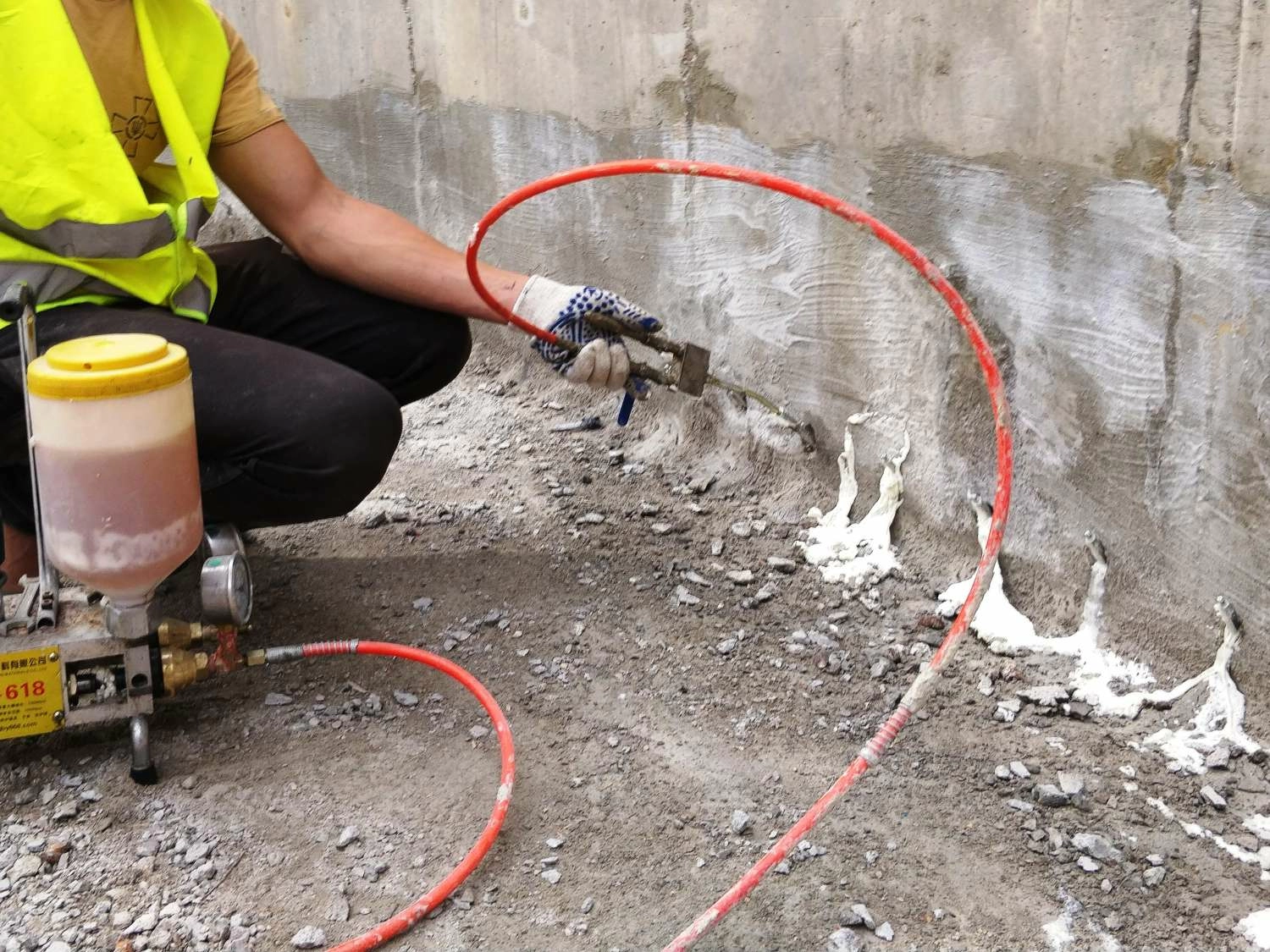 Viegli uzklājams plastisks cementa maisījums, kas aizpilda plaisas un ir ideāli piemērots jumta noplūžu novēršanai.