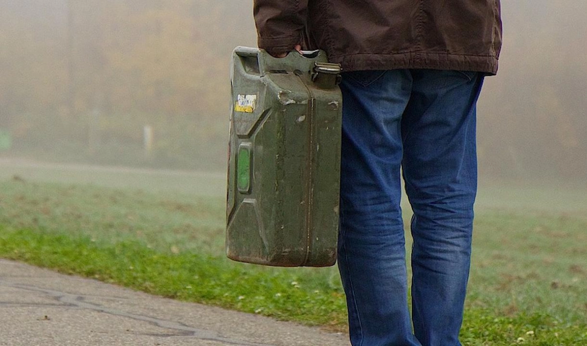 Darbinieks 9 minūtēs nozaga 1200 litrus degvielas, tādējādi novedot savu uzņēmumu līdz bankrotam: viņš nozaga vairāk nekā 21 000 eiro.
