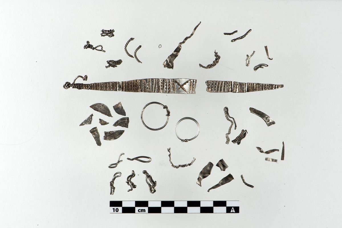 Saimniecībā atrastas vikingu dārgumu krātuves, kas slēptas vairāk nekā 1000 gadus