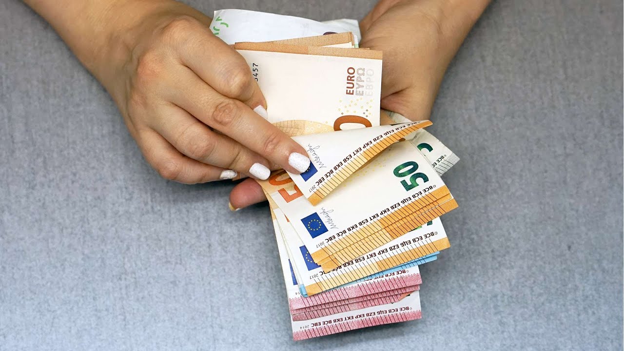 Sieviete atrod 5500 eiro skaidrā naudā, ko viņa zaudēja pirms daudziem gadiem, bet viņas banka atsakās pieņemt banknotes.
