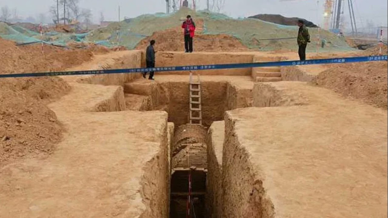 Arheologu grupa baidās atvērt pirmā Ķīnas imperatora kapenes.